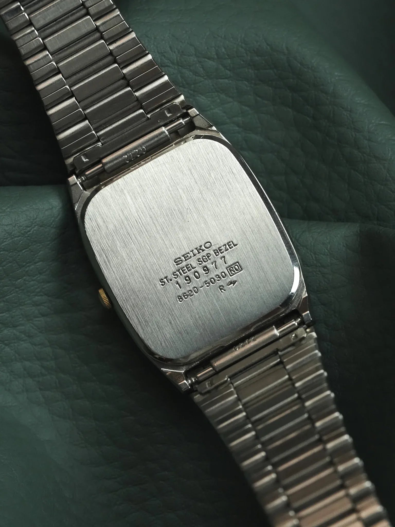 Seiko - Acier lunette or avec bracelet intégré - 1981 - Atelier Victor - Vintage Shop