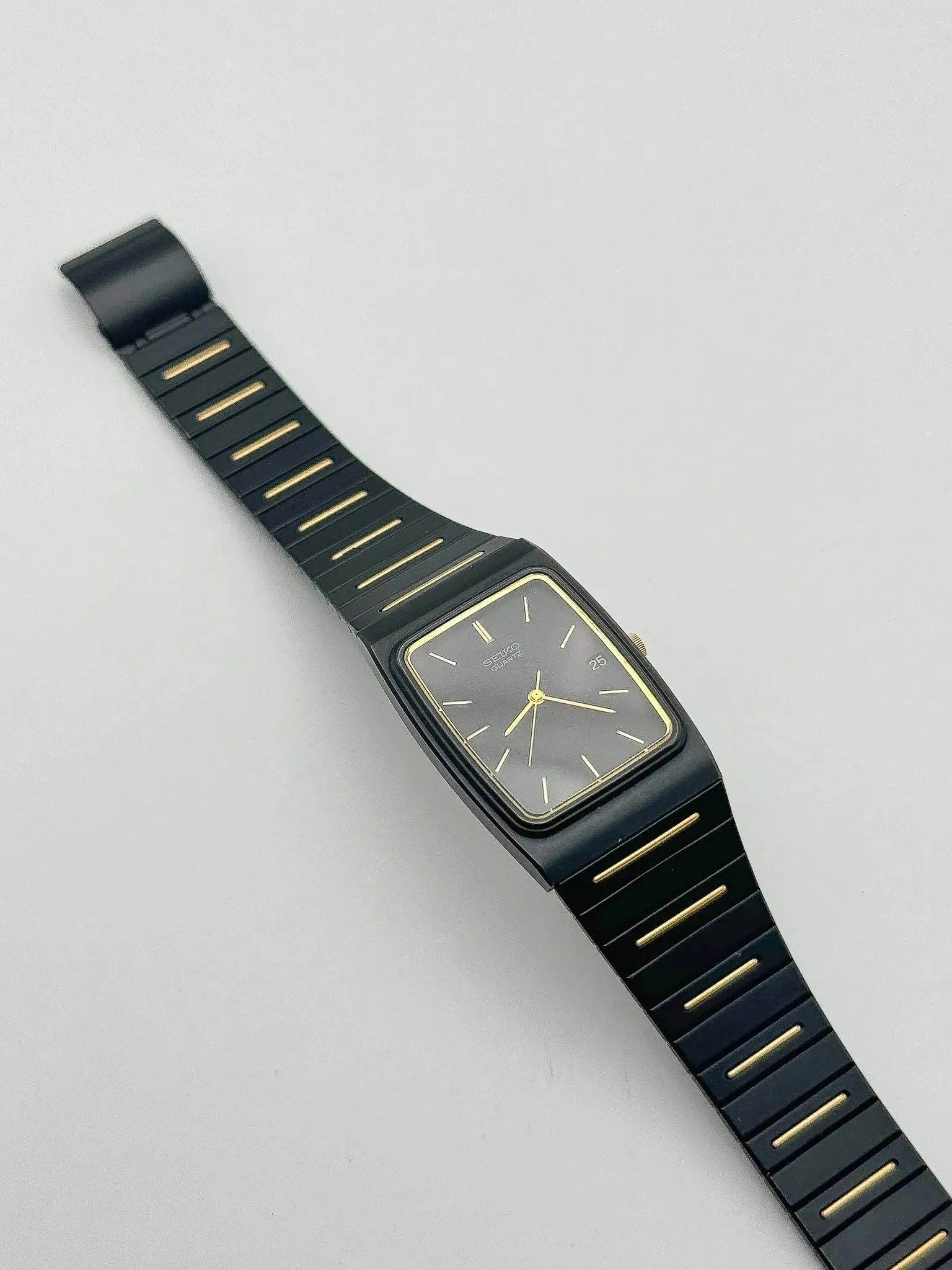Seiko - Acier PVD Noir & Or Date - 1994 - Atelier Victor Paris - Vintage Watch Shop Dubai