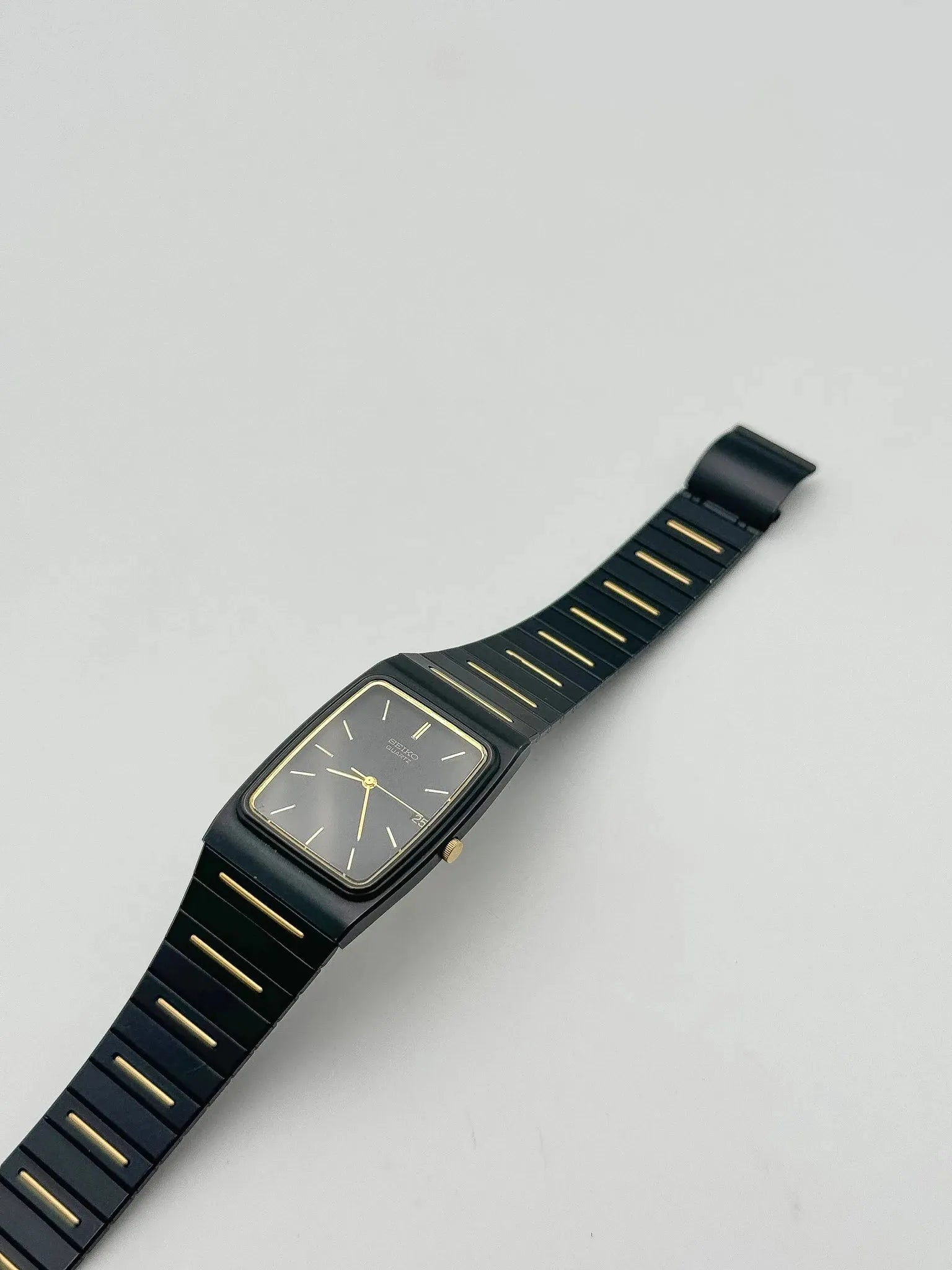 Seiko - Acier PVD Noir & Or Date - 1994 - Atelier Victor Paris - Vintage Watch Shop Dubai
