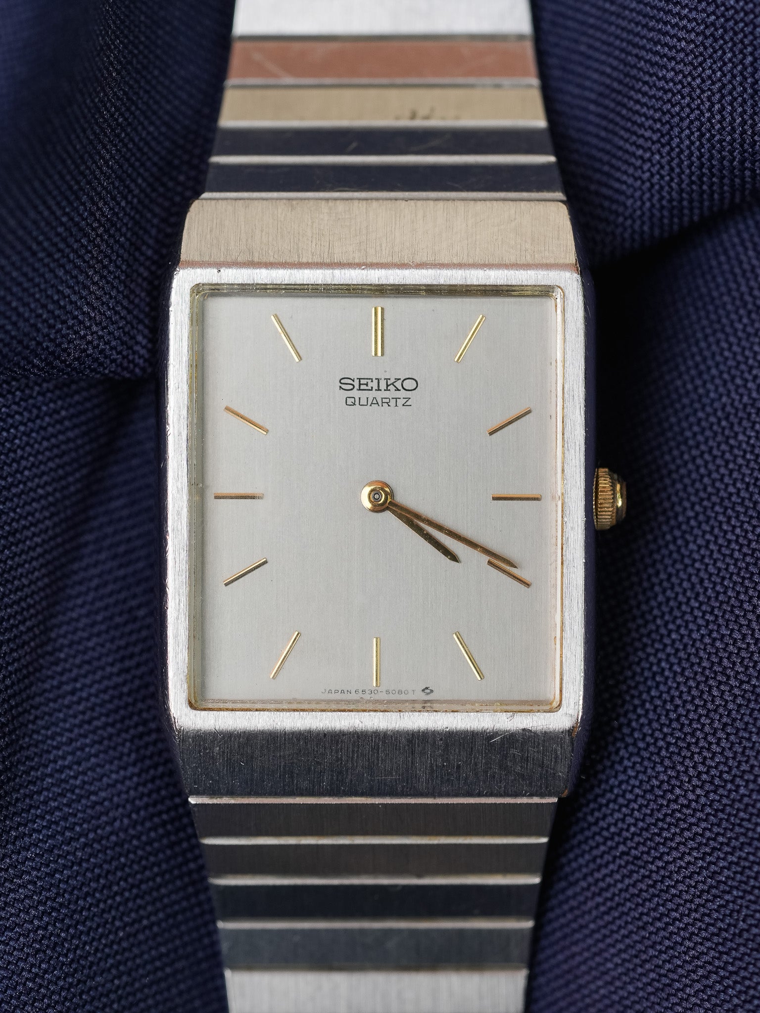 Seiko - Acier Rectangulaire Cadran Argent Index Or - 1984 - Atelier Victor - Vintage Shop