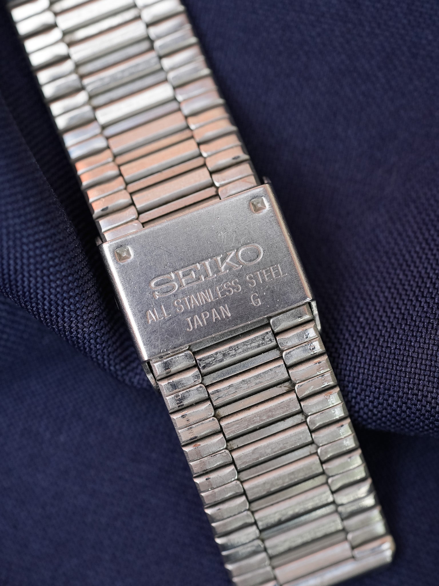 Seiko - Acier Rectangulaire Cadran Argent Index Or - 1984 - Atelier Victor - Vintage Shop
