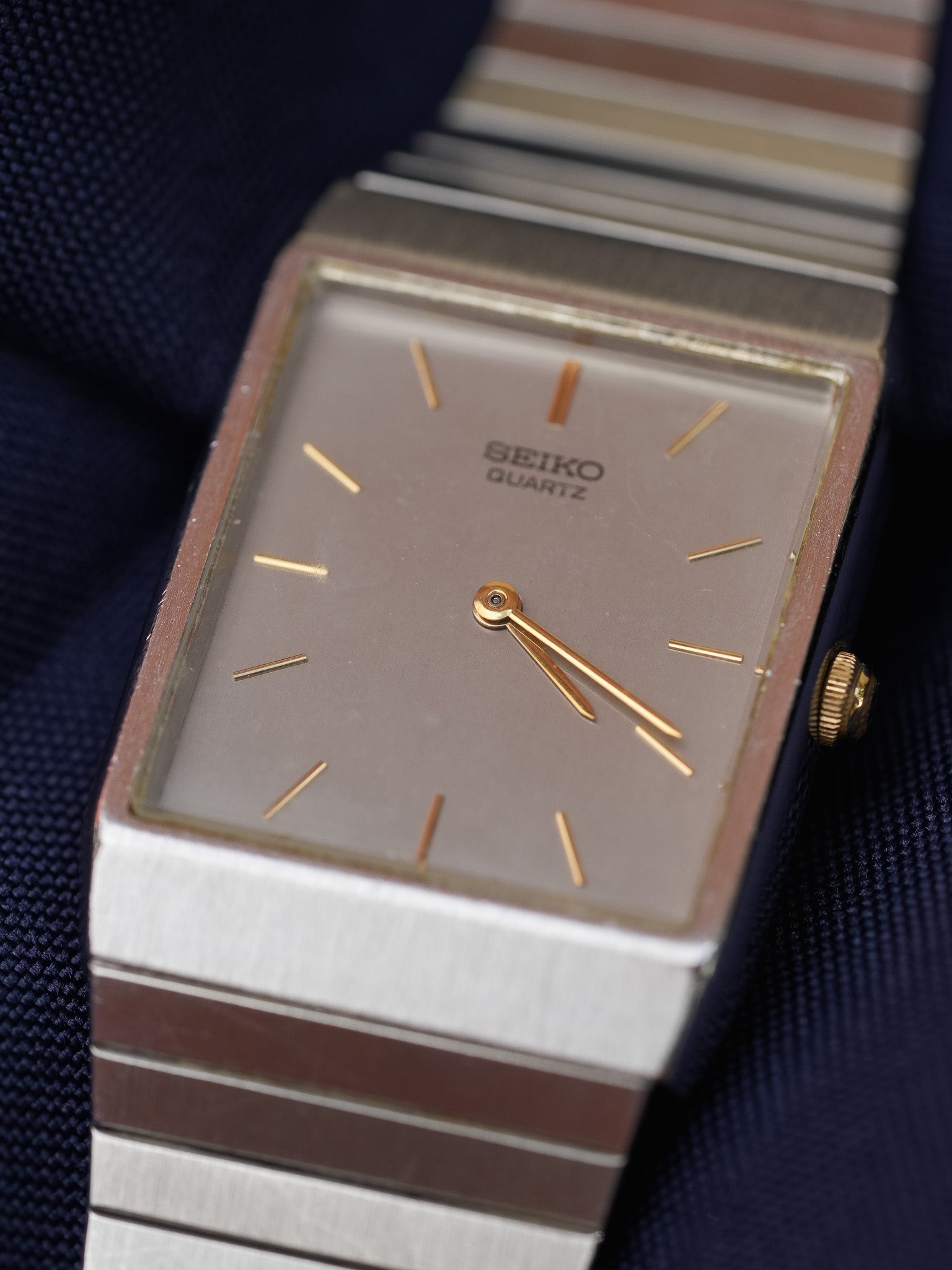 Seiko - Acier Rectangulaire Cadran Argent Index Or - 1984 - Atelier Victor - Vintage Shop
