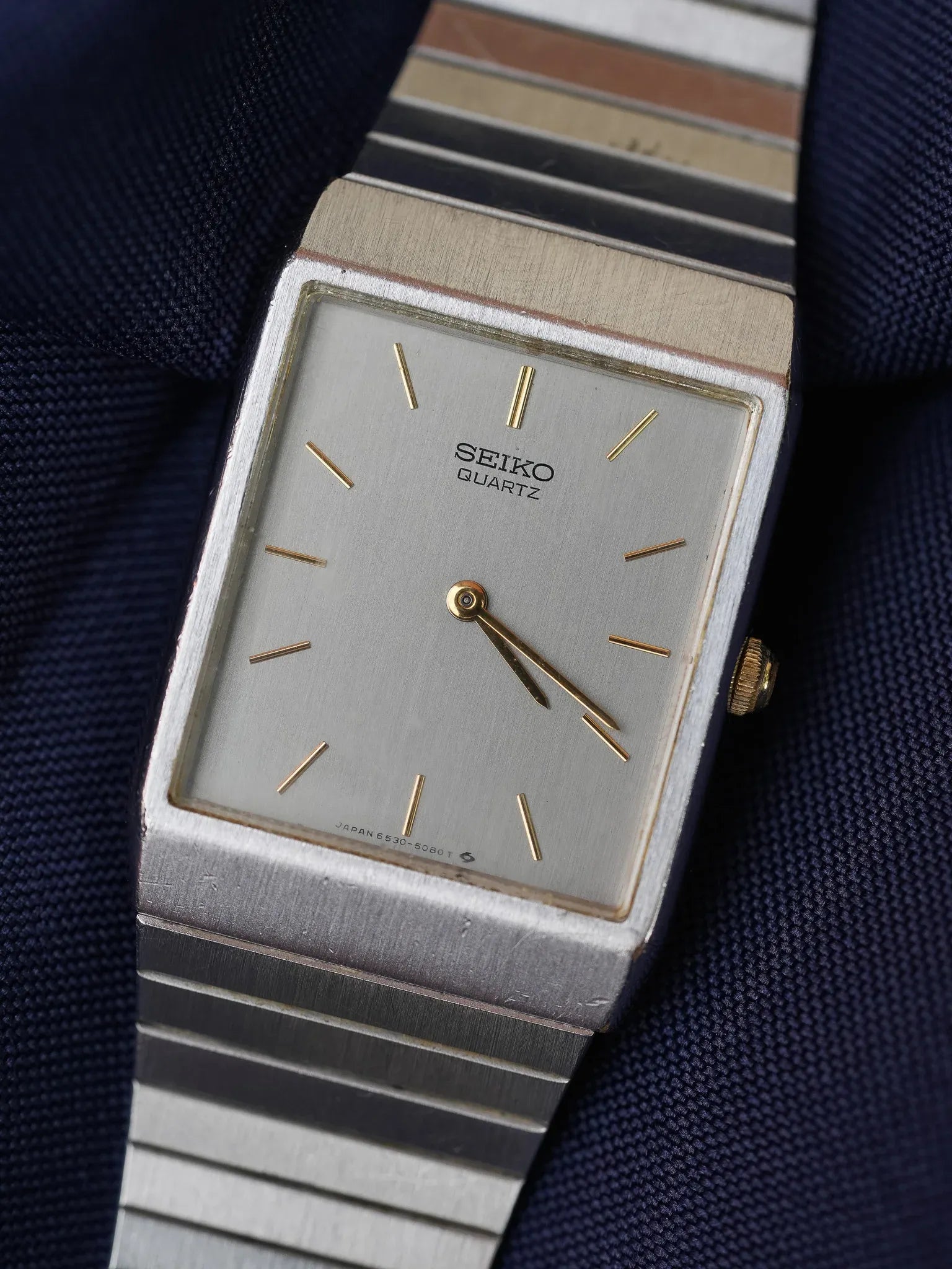 Seiko - Acier Rectangulaire Cadran Argent Index Or - 1984 - Atelier Victor - Vintage Shop