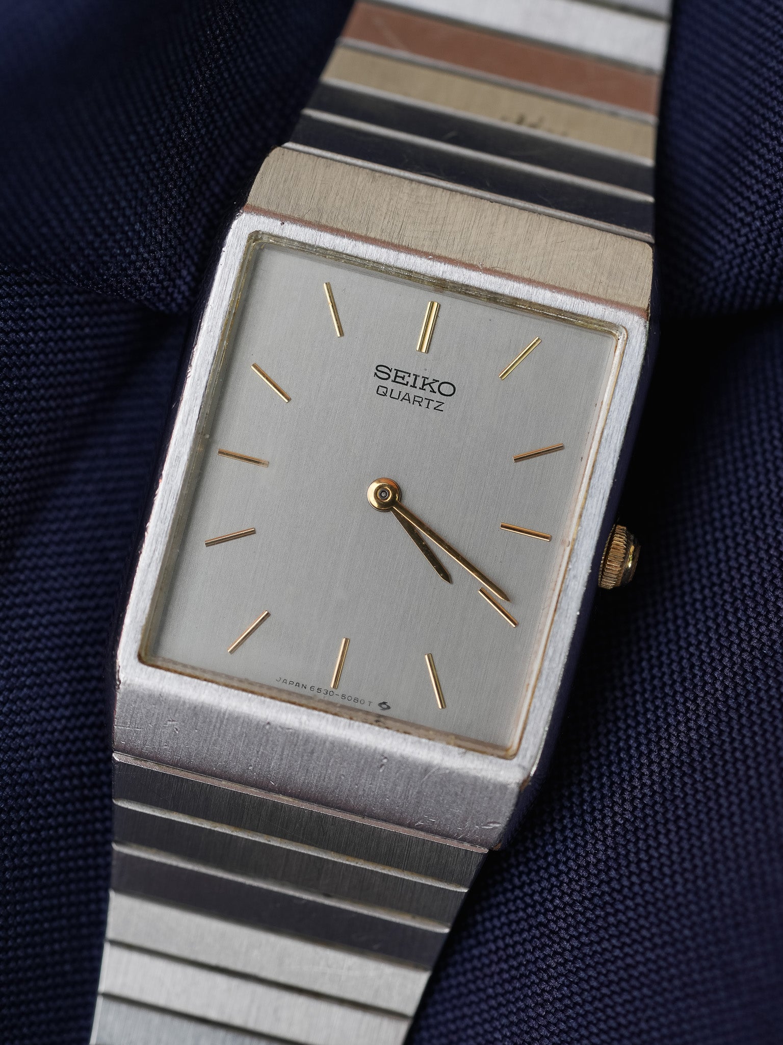 Seiko - Acier Rectangulaire Cadran Argent Index Or - 1984 - Atelier Victor - Vintage Shop