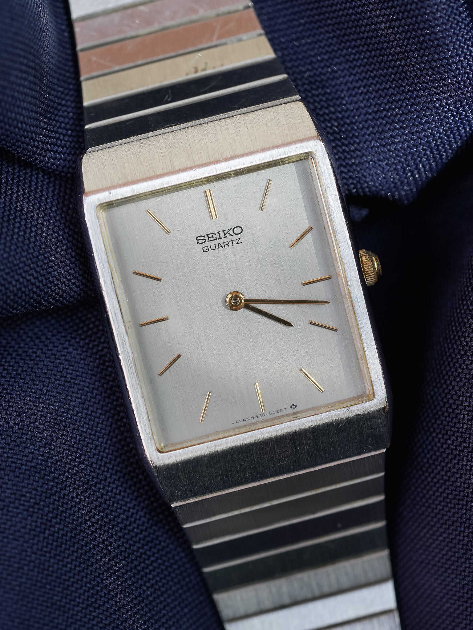 Seiko - Acier Rectangulaire Cadran Argent Index Or - 1984 - Atelier Victor - Vintage Shop