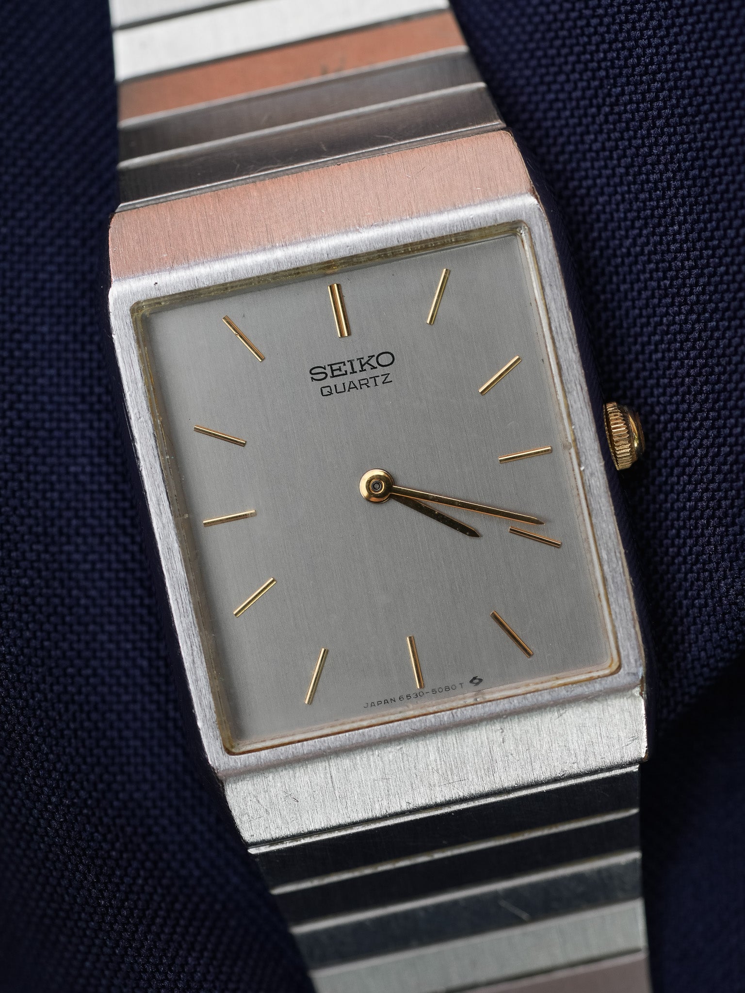 Seiko - Acier Rectangulaire Cadran Argent Index Or - 1984 - Atelier Victor - Vintage Shop
