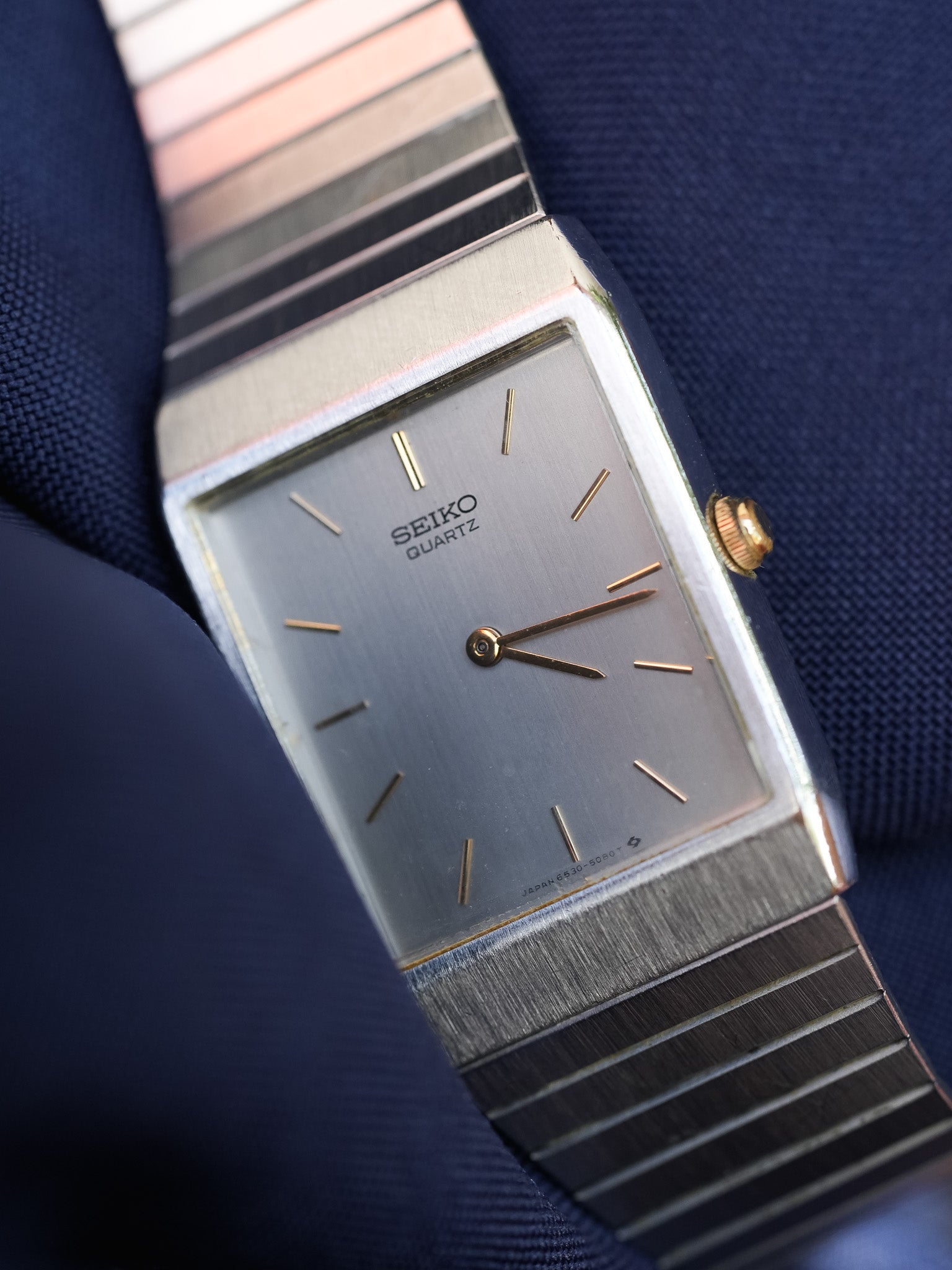 Seiko - Acier Rectangulaire Cadran Argent Index Or - 1984 - Atelier Victor - Vintage Shop