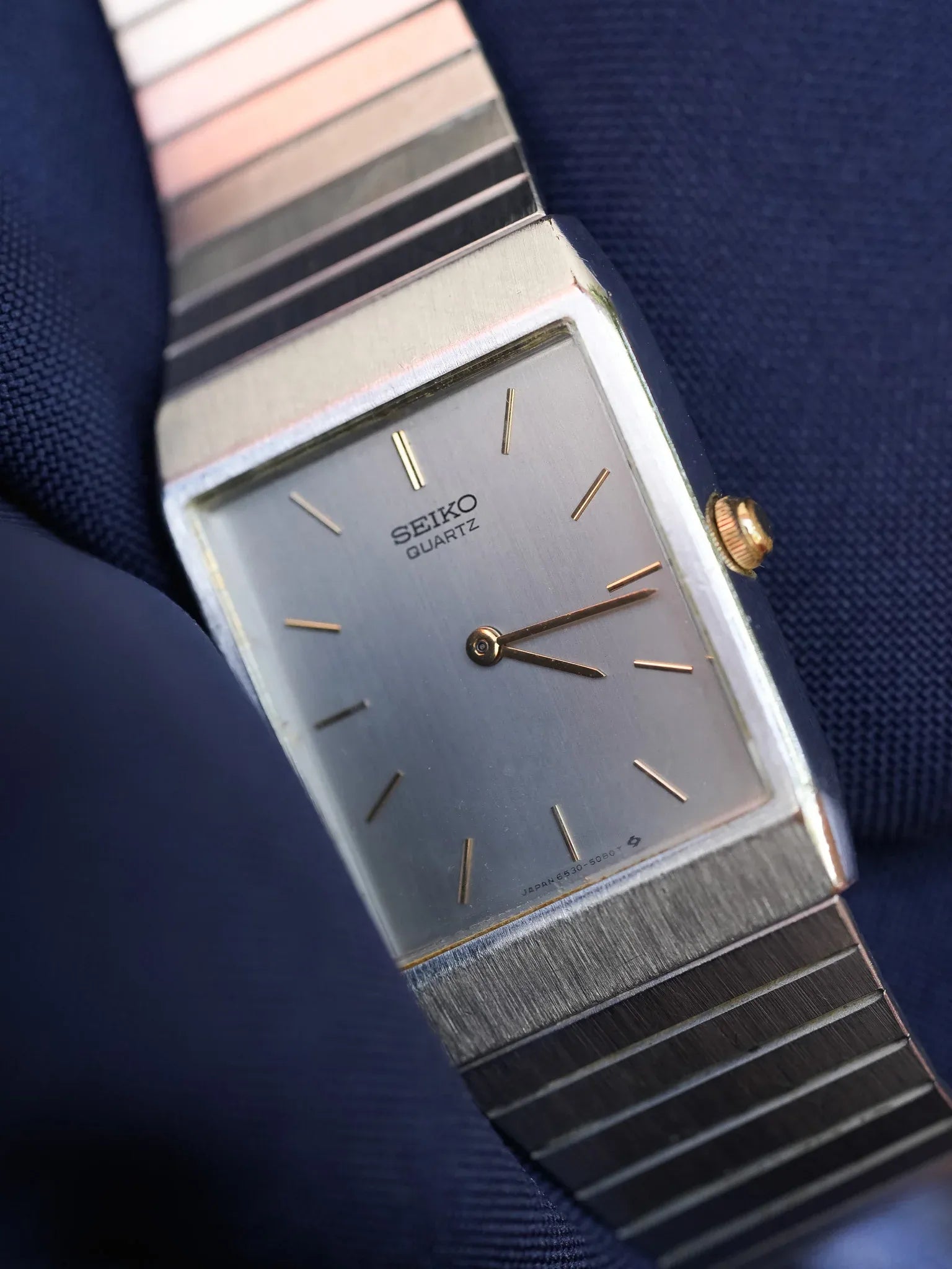 Seiko - Acier Rectangulaire Cadran Argent Index Or - 1984 - Atelier Victor - Vintage Shop