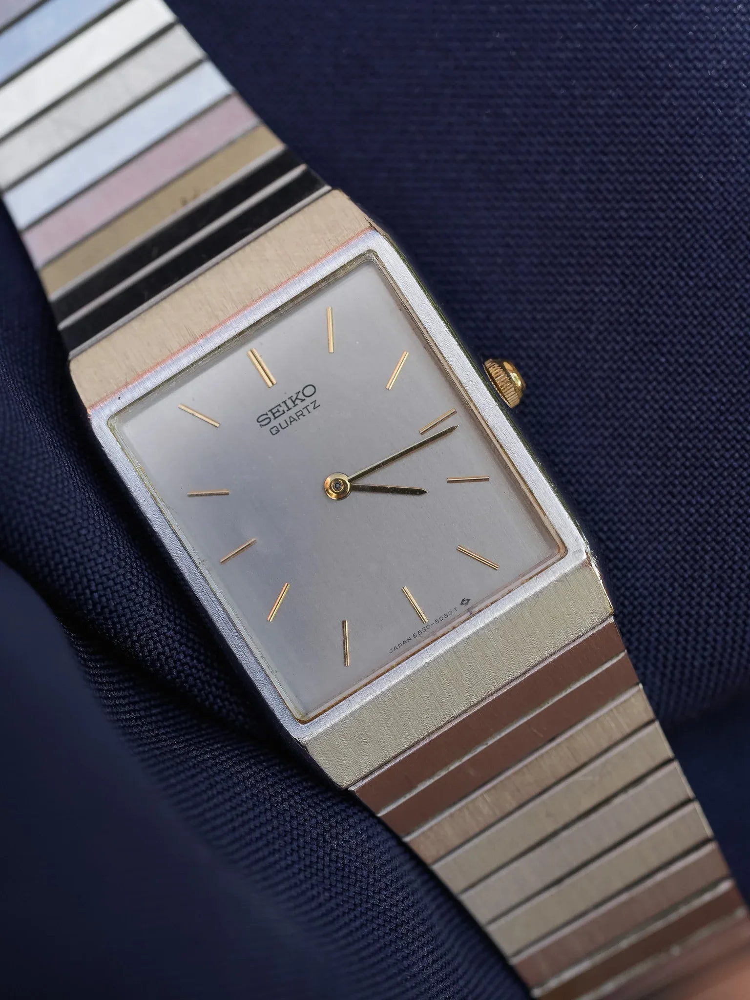 Seiko - Acier Rectangulaire Cadran Argent Index Or - 1984 - Atelier Victor - Vintage Shop
