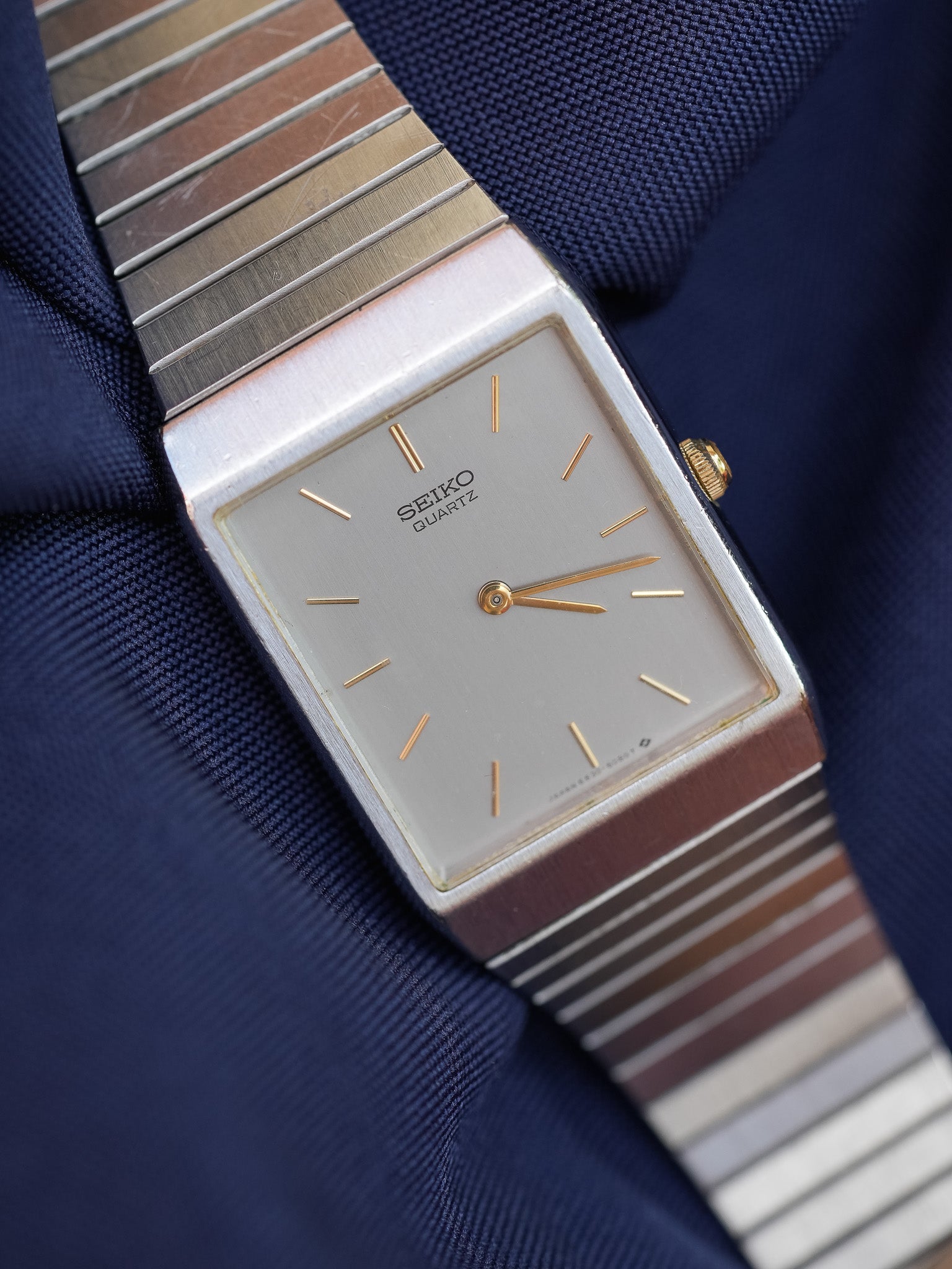 Seiko - Acier Rectangulaire Cadran Argent Index Or - 1984 - Atelier Victor - Vintage Shop