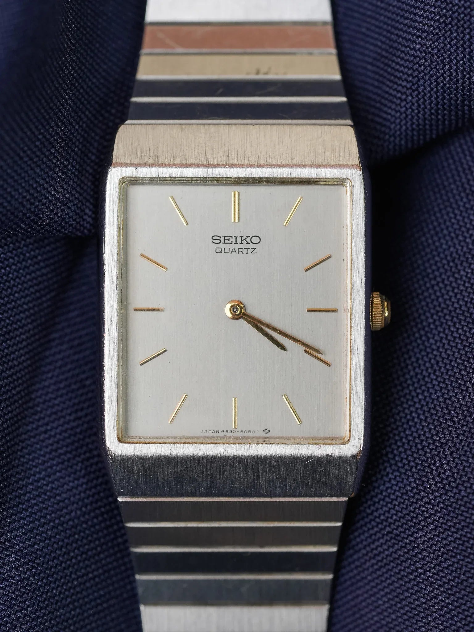 Seiko - Acier Rectangulaire Cadran Argent Index Or - 1984 - Atelier Victor - Vintage Shop