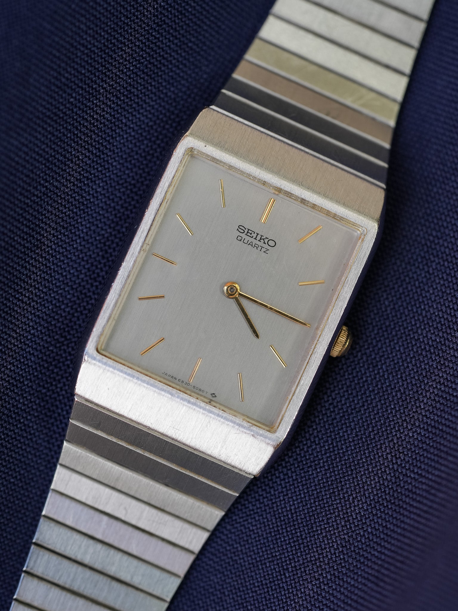 Seiko - Acier Rectangulaire Cadran Argent Index Or - 1984 - Atelier Victor - Vintage Shop