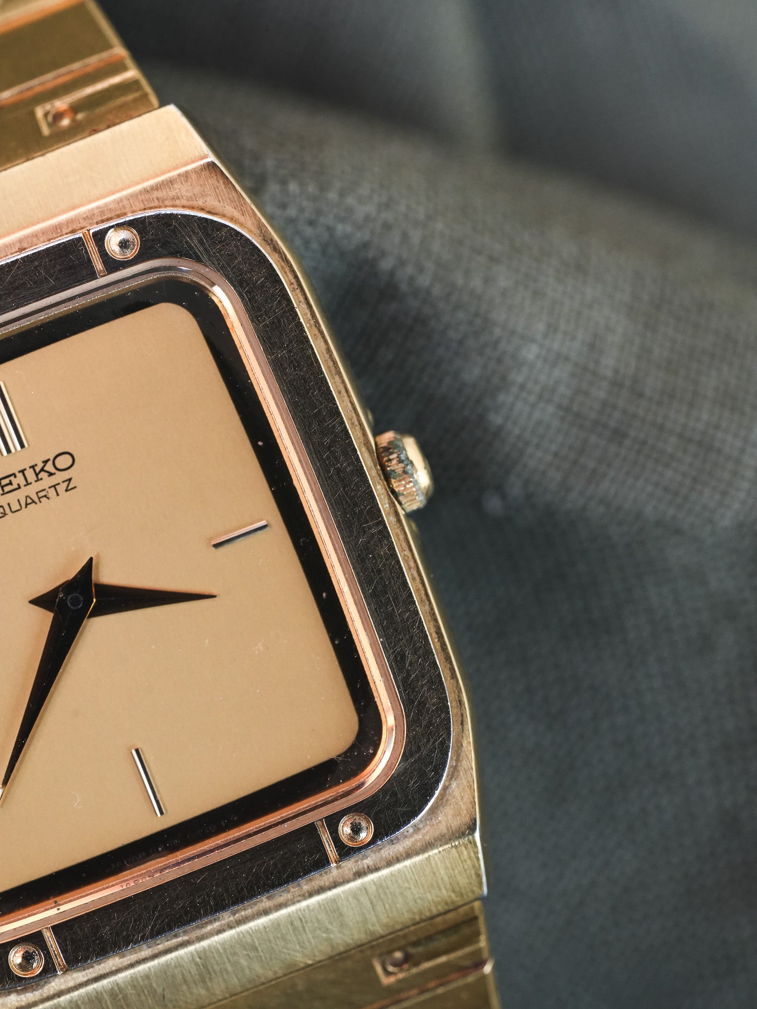 Seiko - Bracelet Intégré Doré Dauphine - 1982 - Atelier Victor - Vintage Shop
