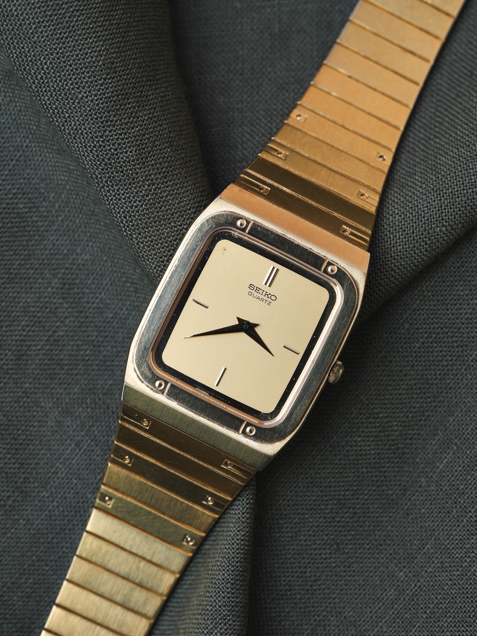 Seiko - Bracelet Intégré Doré Dauphine - 1982 - Atelier Victor - Vintage Shop