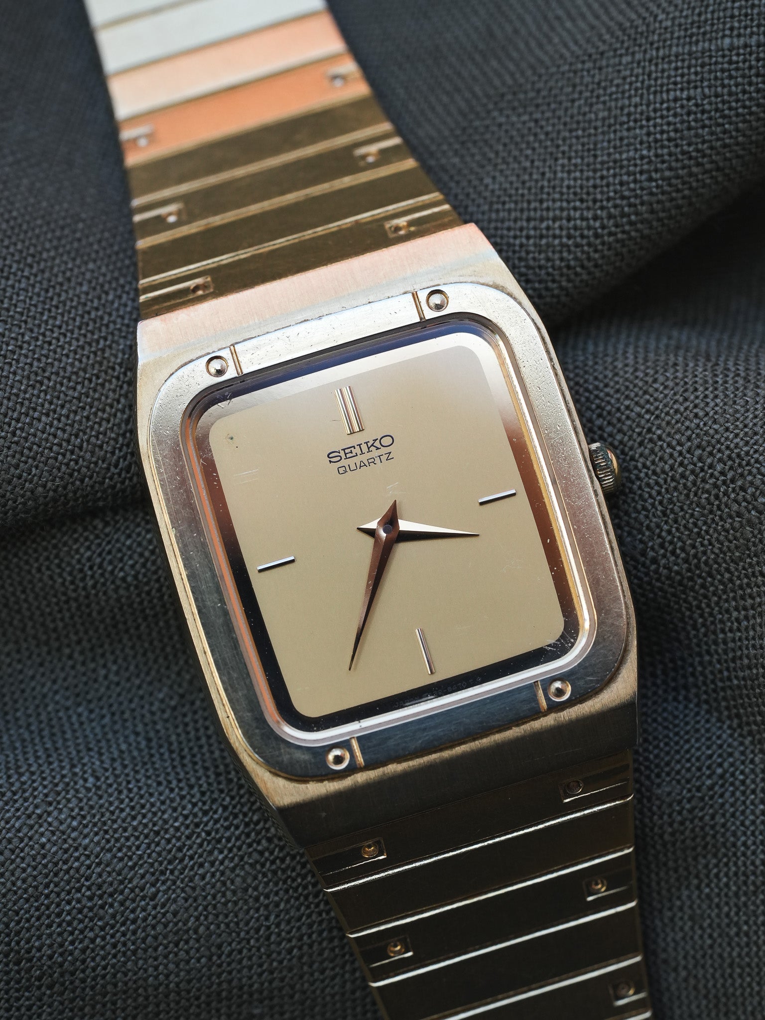 Seiko - Bracelet Intégré Doré Dauphine - 1982 - Atelier Victor - Vintage Shop