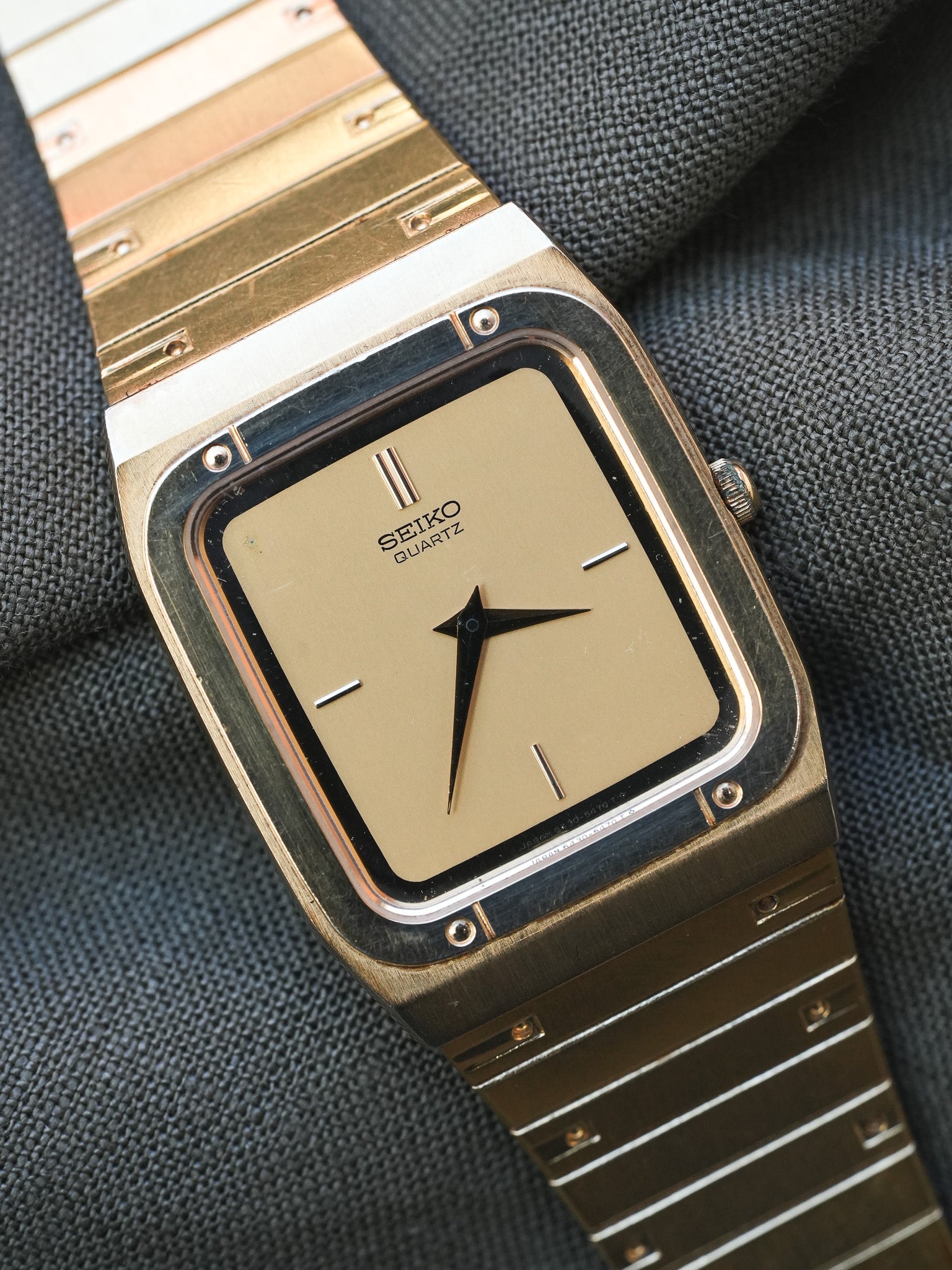 Seiko - Bracelet Intégré Doré Dauphine - 1982 - Atelier Victor - Vintage Shop
