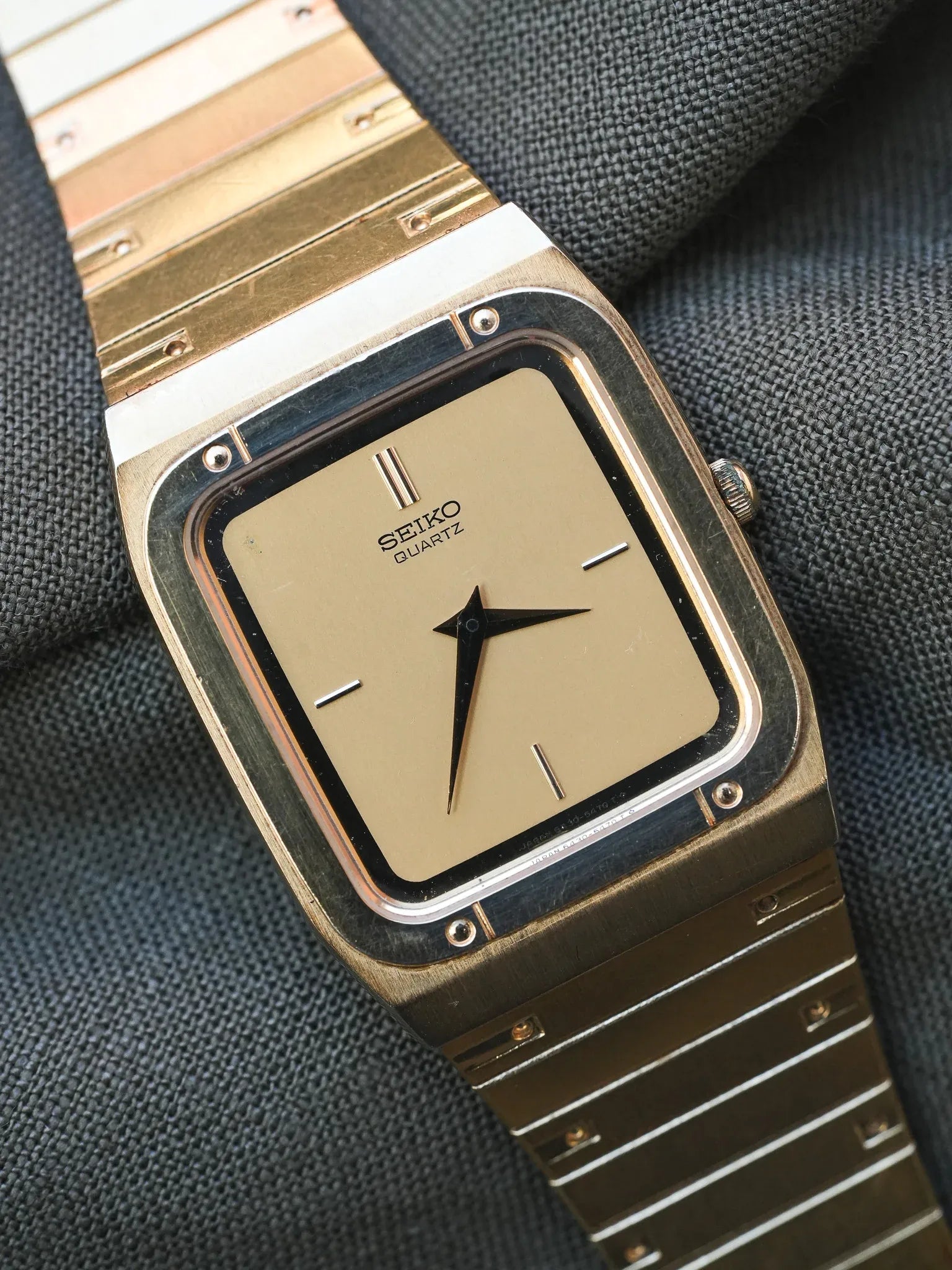 Seiko - Bracelet Intégré Doré Dauphine - 1982 - Atelier Victor - Vintage Shop