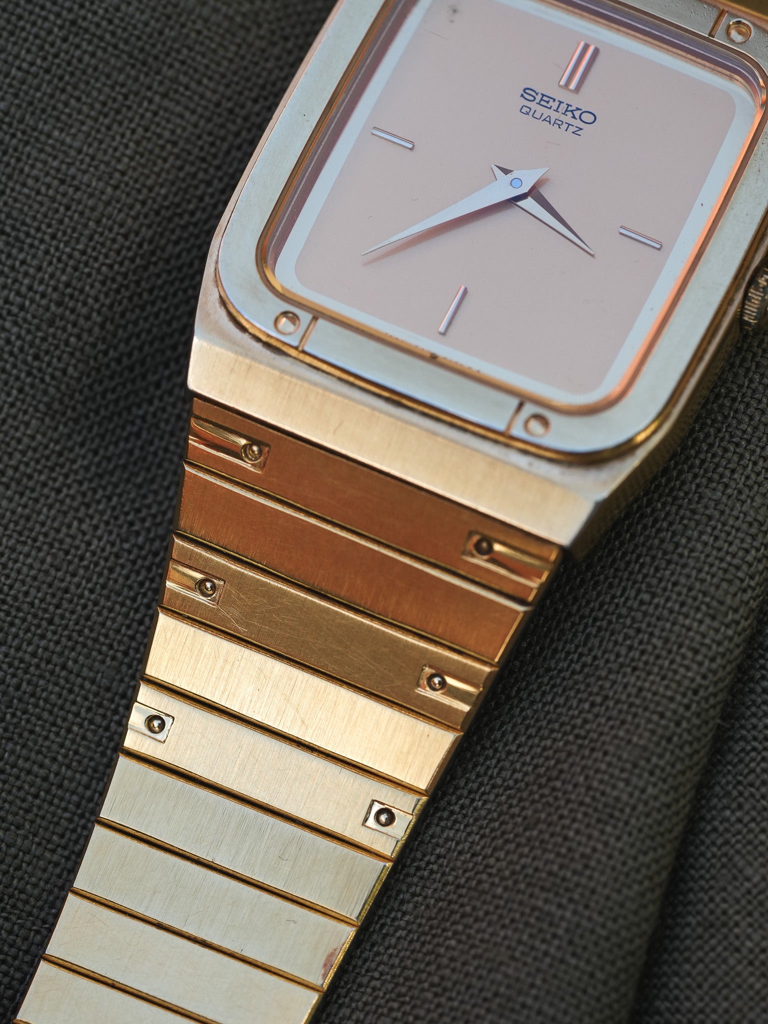 Seiko - Bracelet Intégré Doré Dauphine - 1982 - Atelier Victor - Vintage Shop