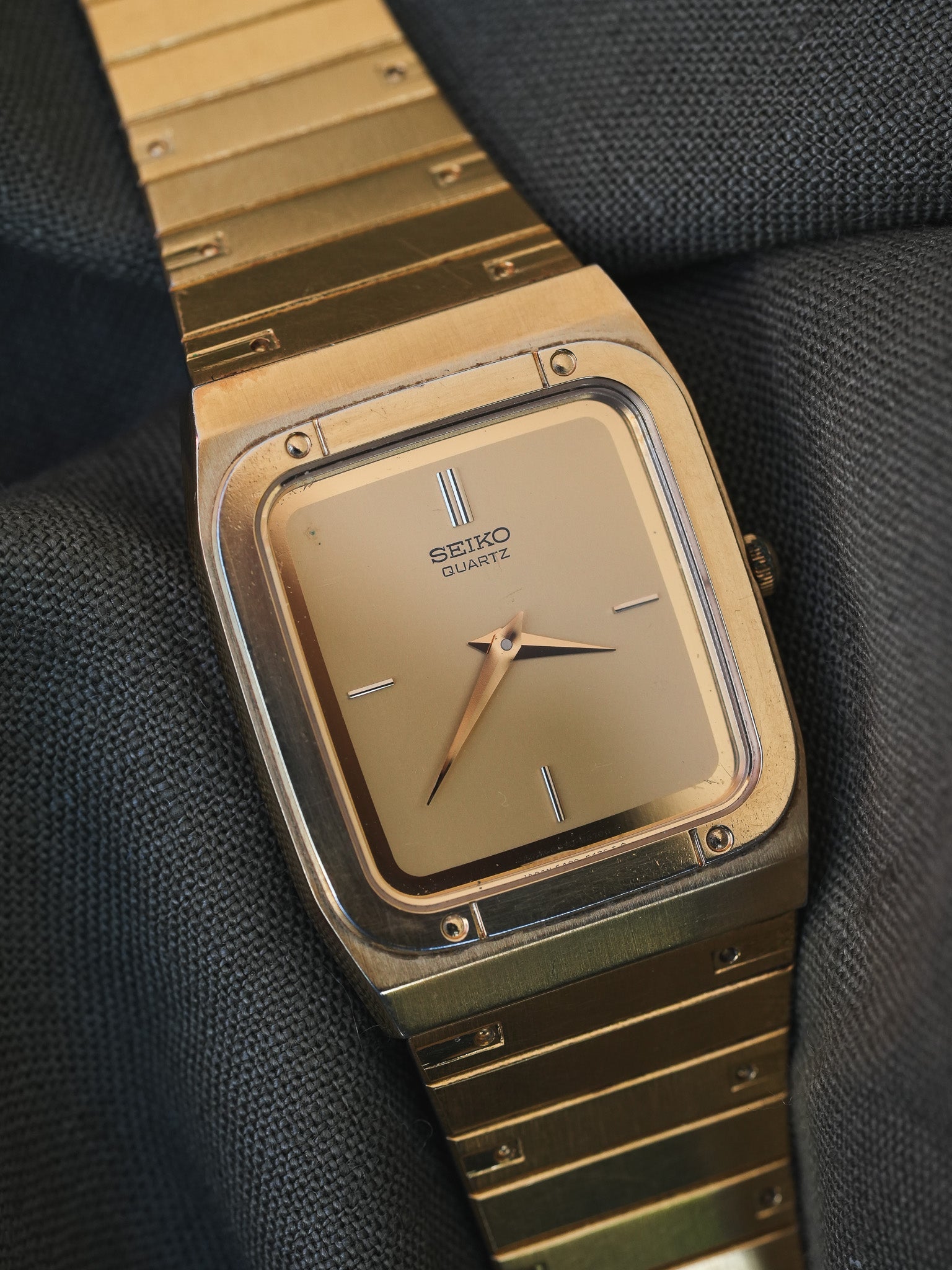 Seiko - Bracelet Intégré Doré Dauphine - 1982 - Atelier Victor - Vintage Shop