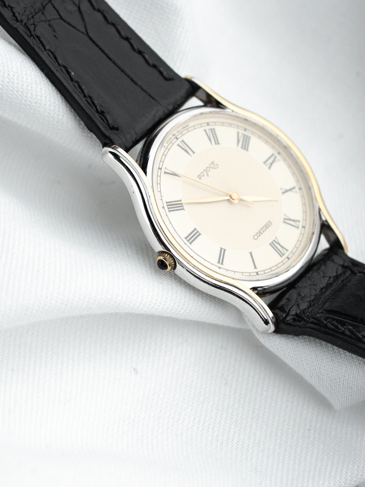 Montre Seiko Dolce vintage, boîtier argenté, cadran blanc et bracelet cuir noir