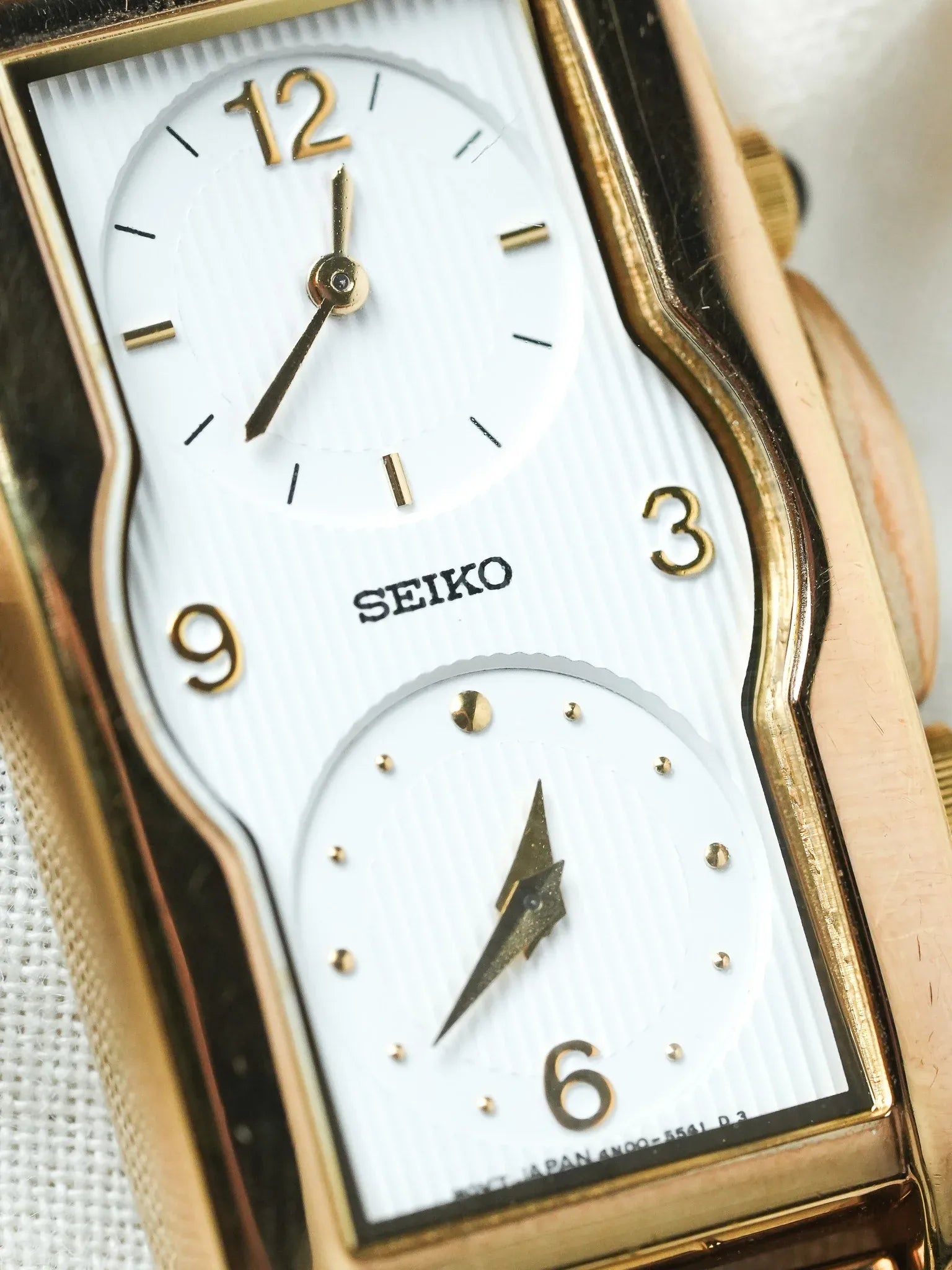 Seiko - Double fuseaux Tank Allongée Tapissée Blanc - NOS - 1997 - Atelier Victor