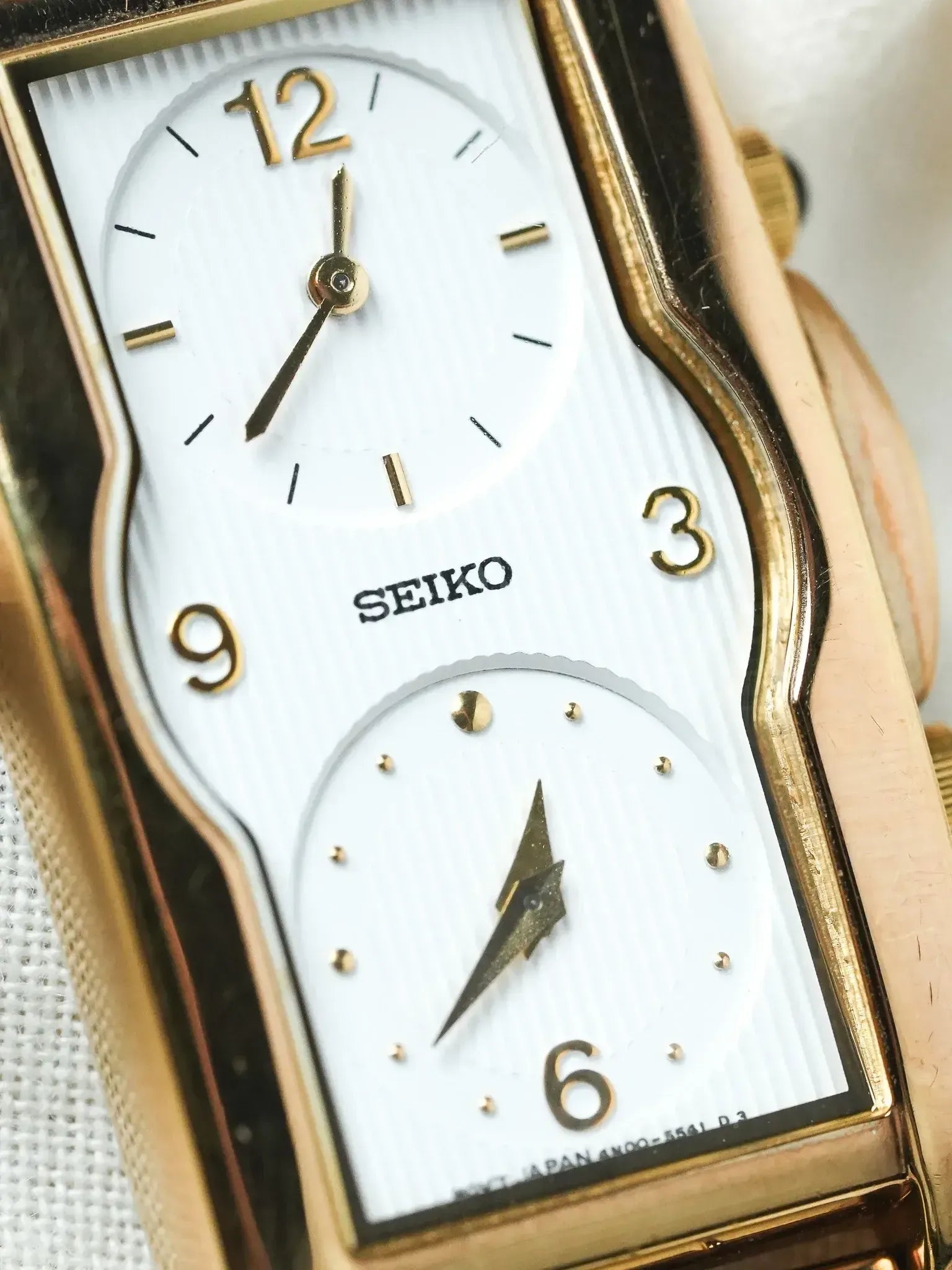 Seiko - Double fuseaux Tank Allongée Tapissée Blanc - NOS - 1997 - Atelier Victor