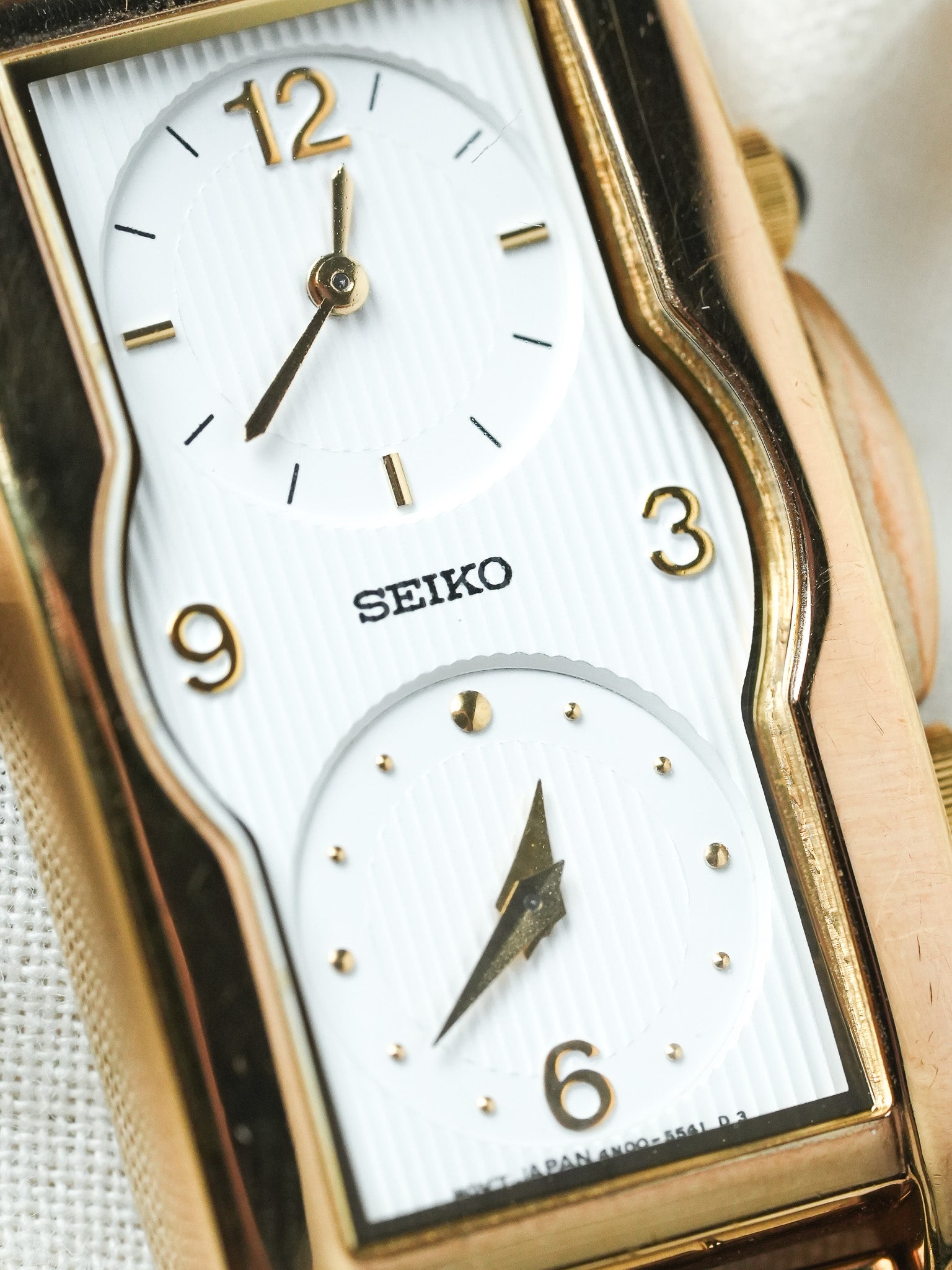 Seiko - Double fuseaux Tank Allongée Tapissée Blanc - NOS - 1997 - Atelier Victor - Vintage Shop