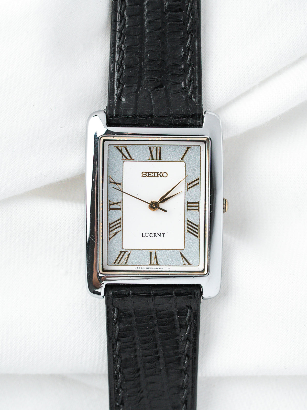 Montre Seiko Lucent vintage, boîtier rectangulaire argenté, cadran blanc et bracelet cuir noir