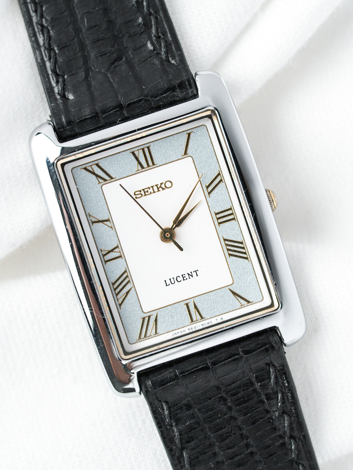 Montre Seiko Lucent vintage, boîtier rectangulaire argenté, cadran blanc et bracelet cuir noir