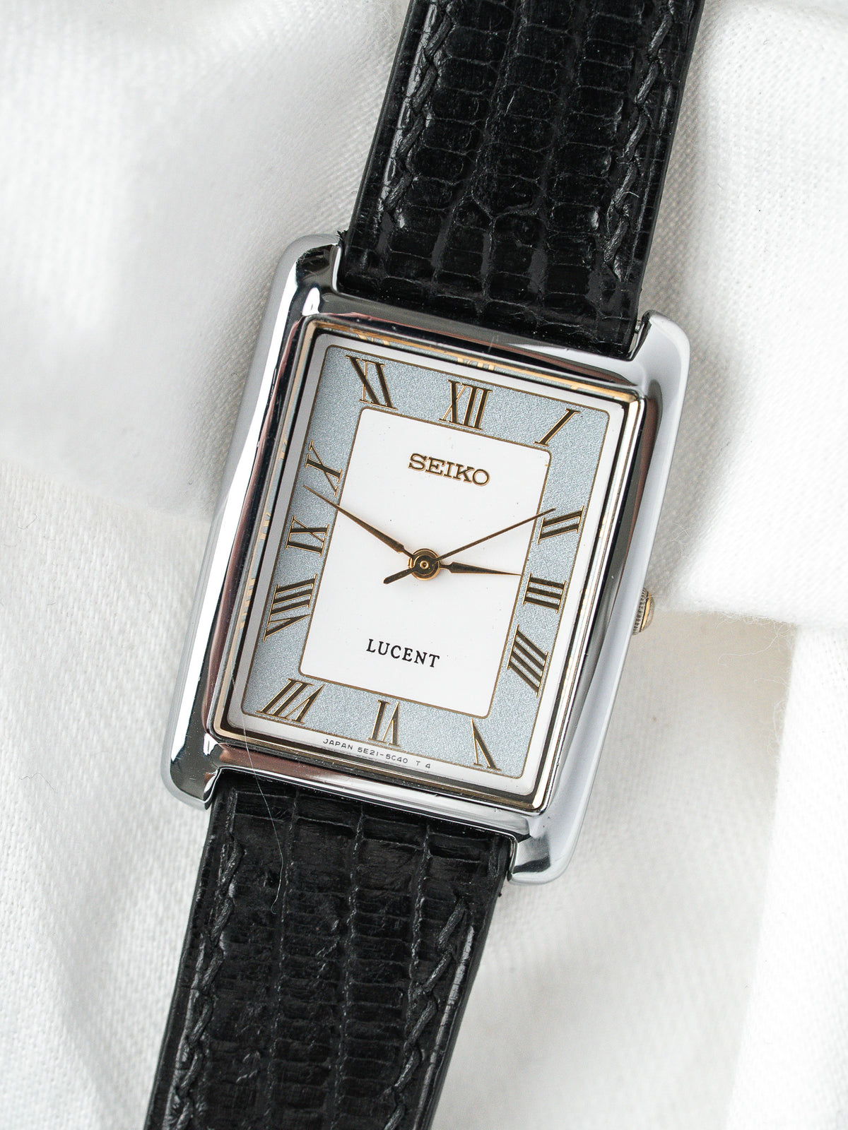 Montre Seiko Lucent vintage, boîtier rectangulaire argenté, cadran blanc et bracelet cuir noir