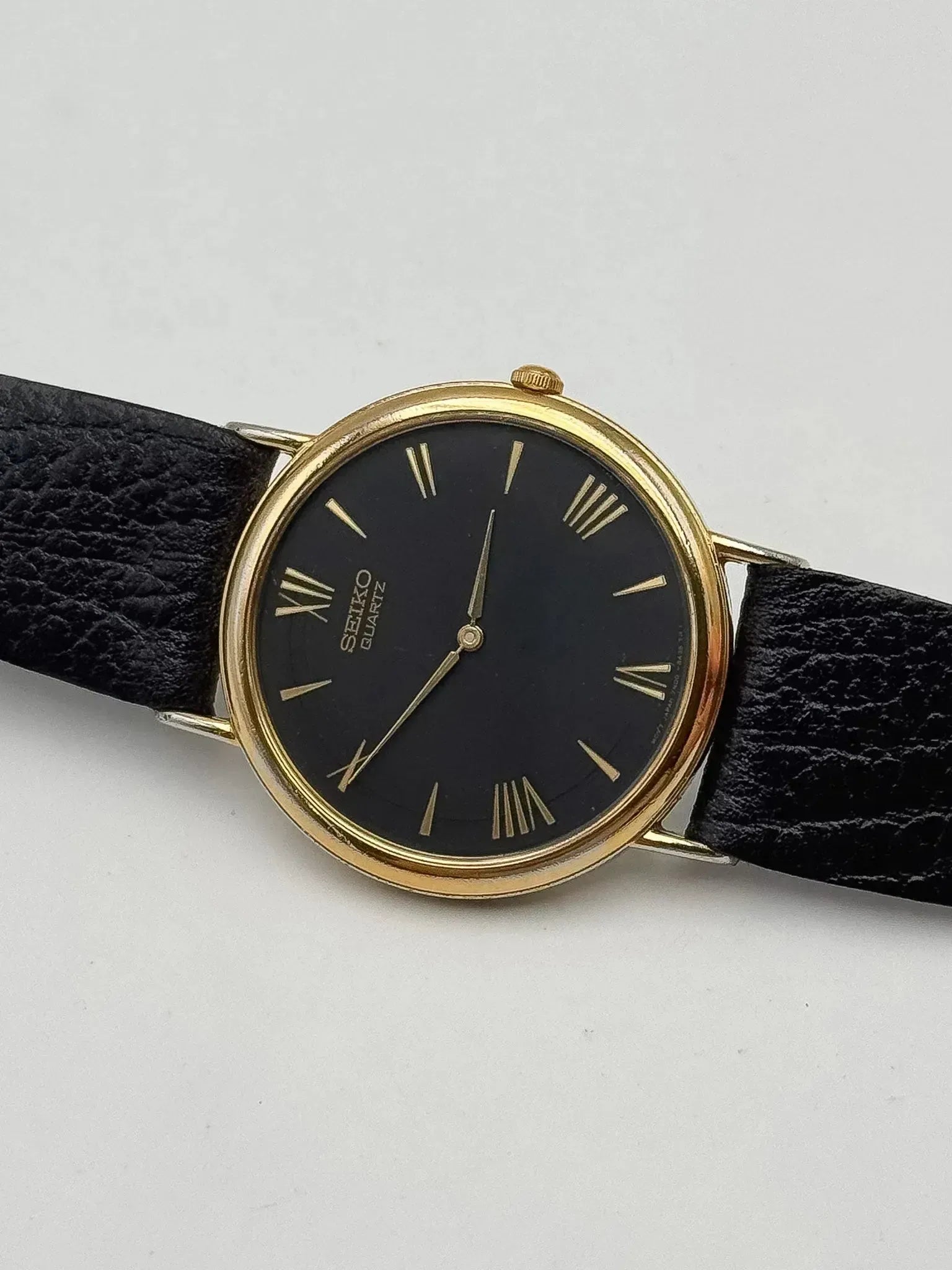 Seiko - Plaqué or fond noir Index romain - 2000s - Atelier Victor