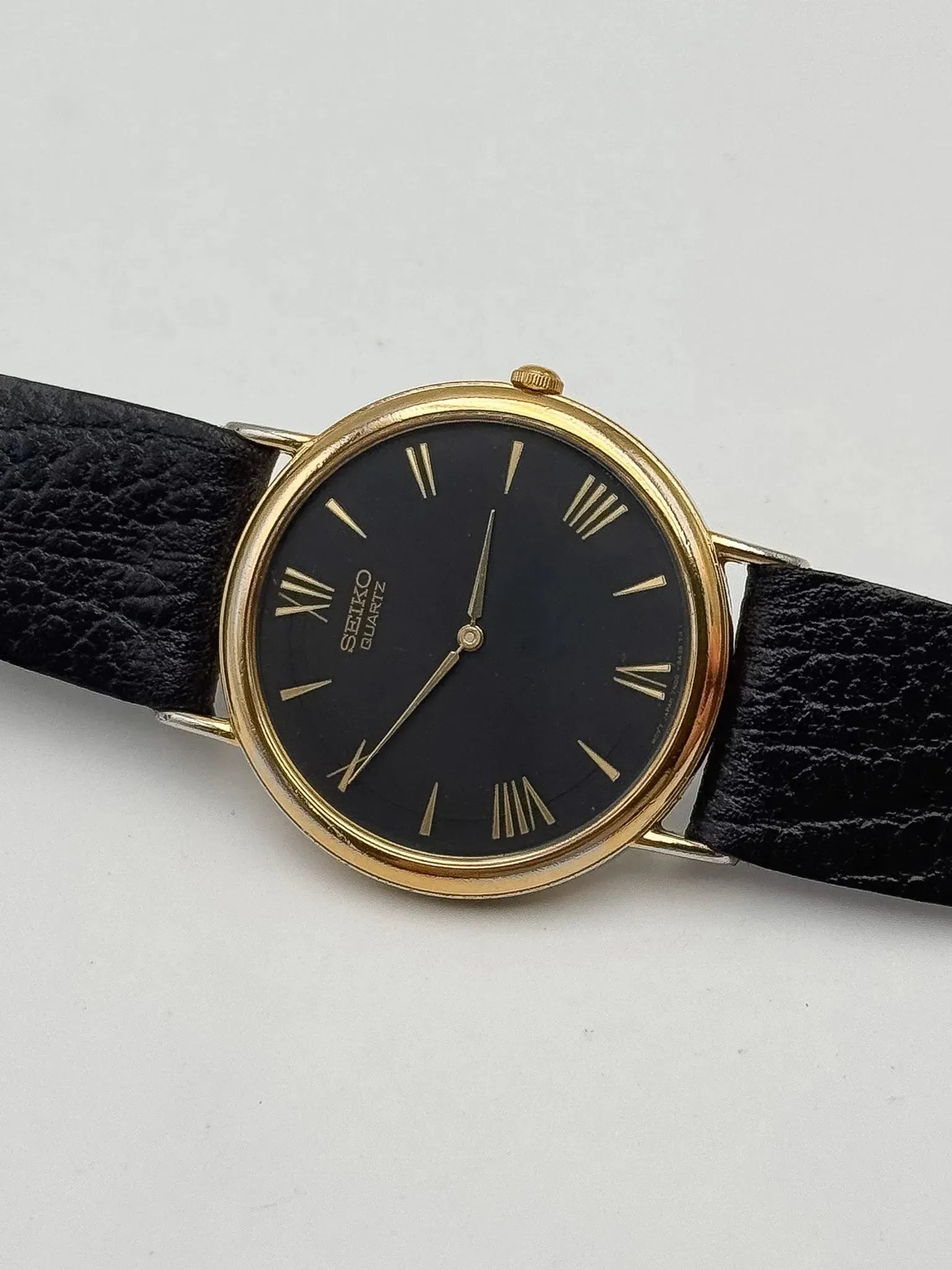 Seiko - Plaqué or fond noir Index romain - 2000s - Atelier Victor