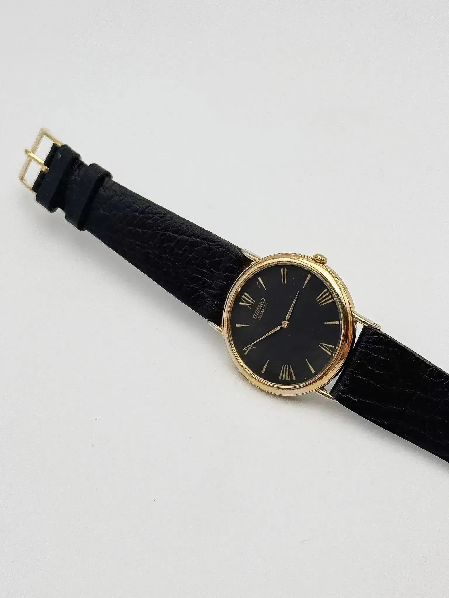 Seiko - Plaqué or fond noir Index romain - 2000s - Atelier Victor