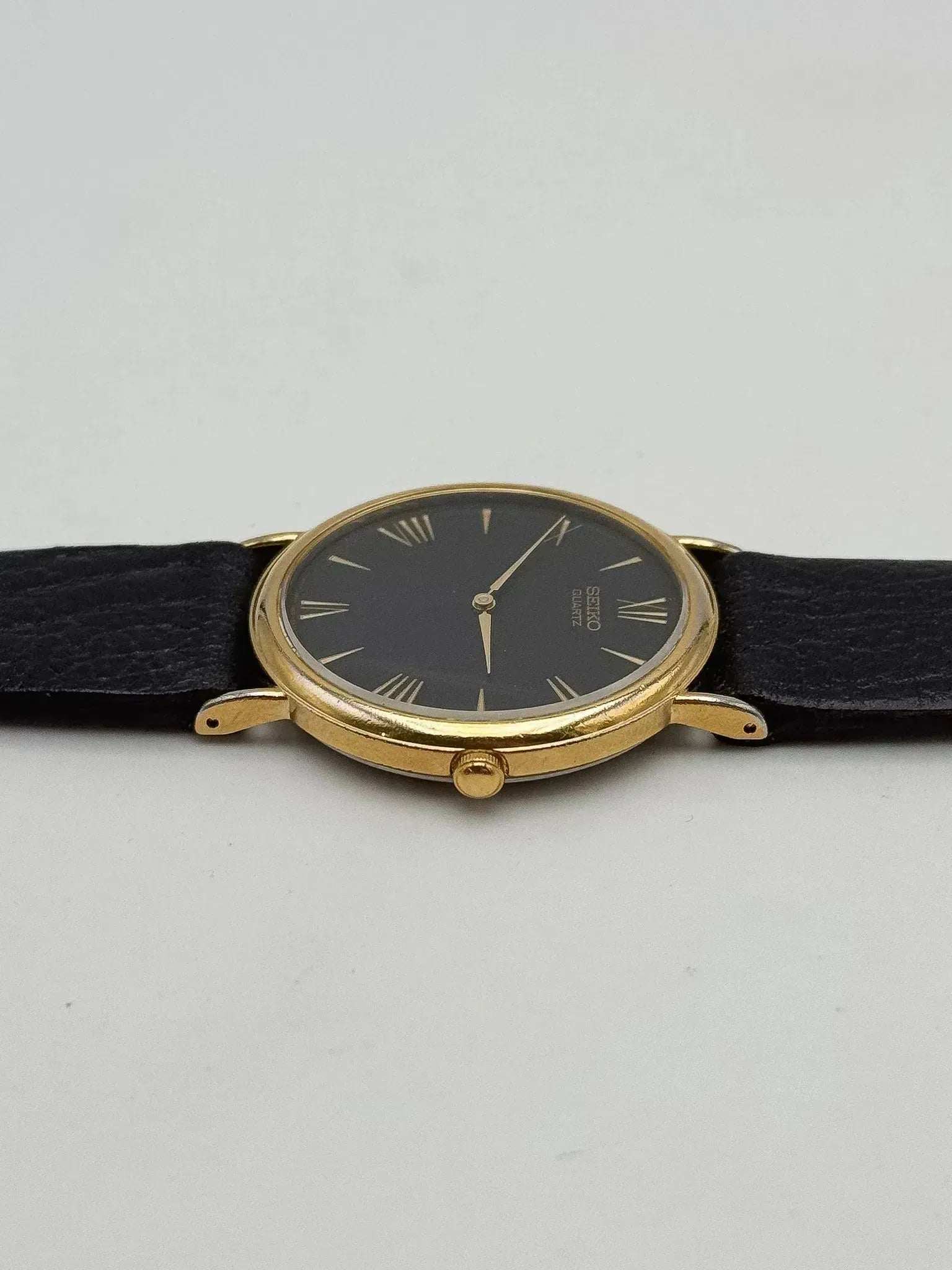 Seiko - Plaqué or fond noir Index romain - 2000s - Atelier Victor