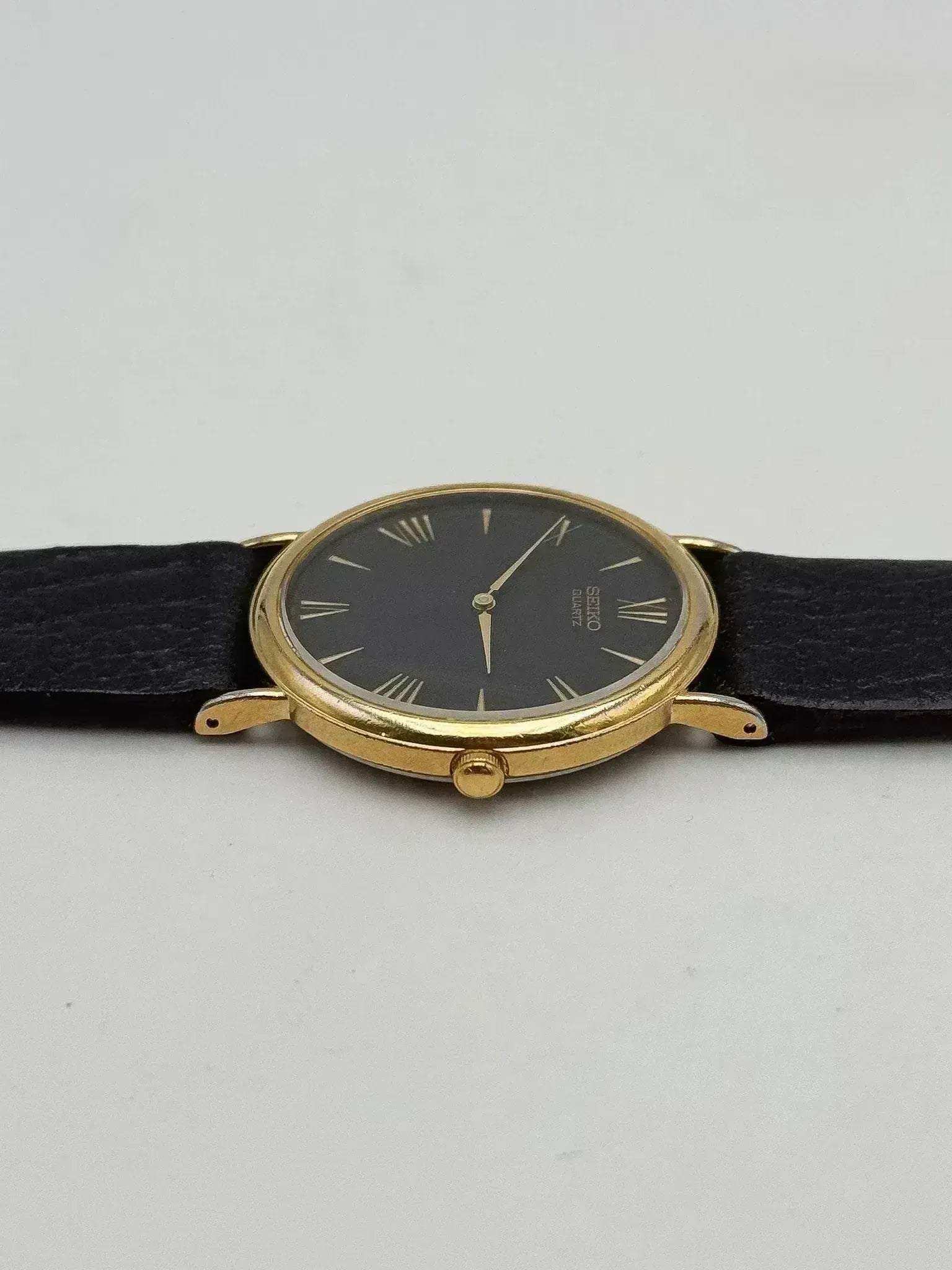 Seiko - Plaqué or fond noir Index romain - 2000s - Atelier Victor
