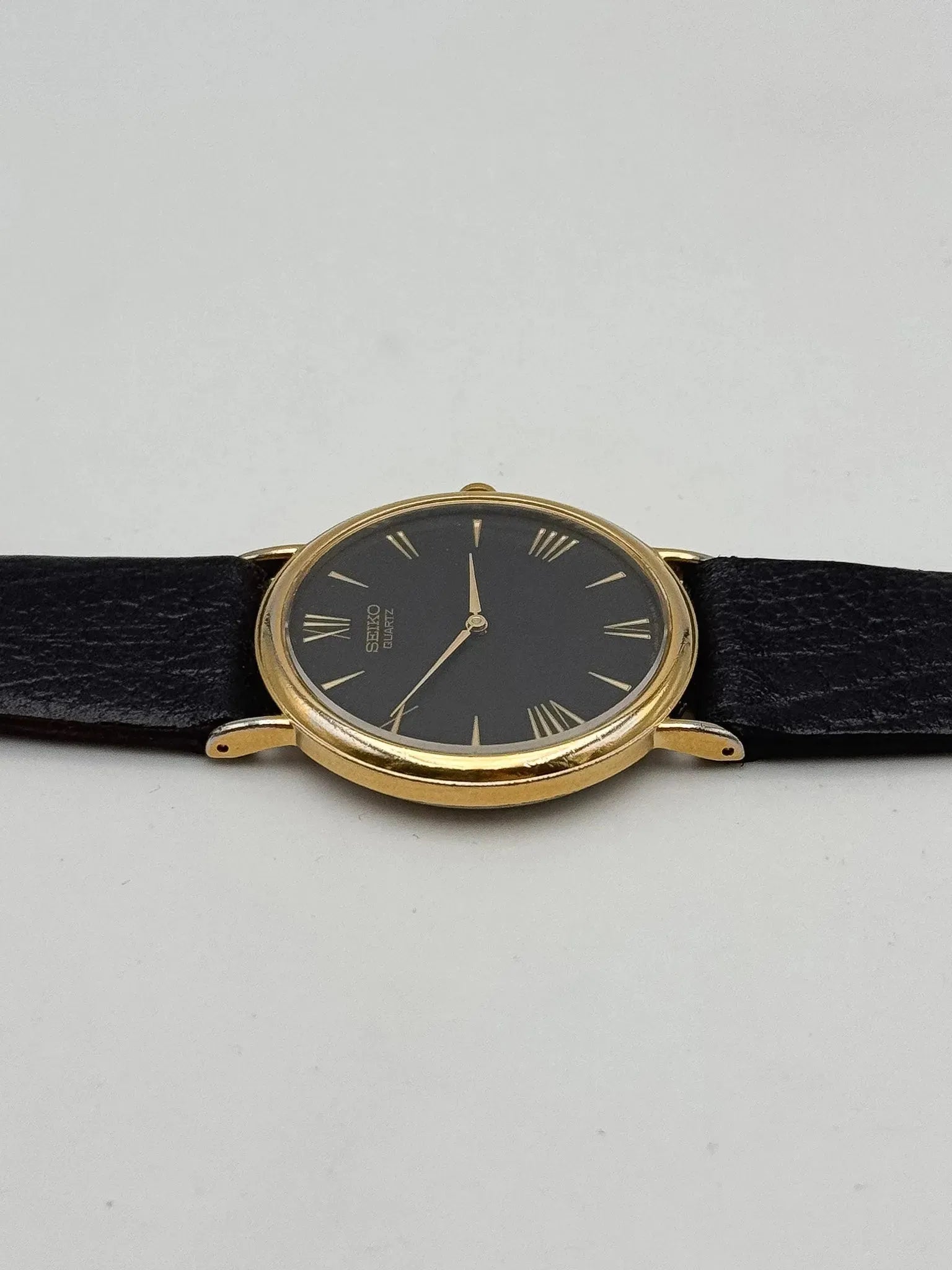 Seiko - Plaqué or fond noir Index romain - 2000s - Atelier Victor - Vintage Shop