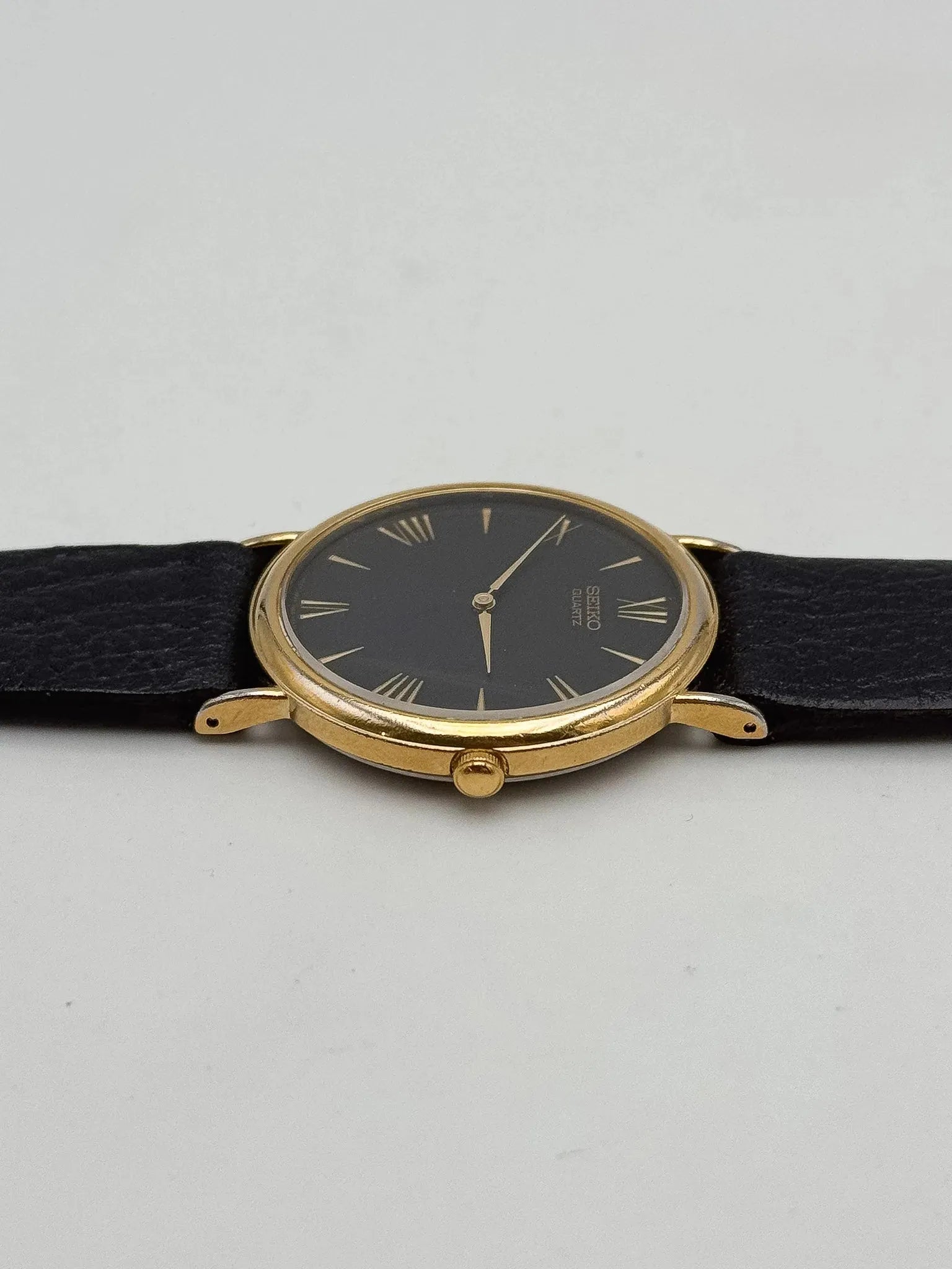 Seiko - Plaqué or fond noir Index romain - 2000s - Atelier Victor - Vintage Shop