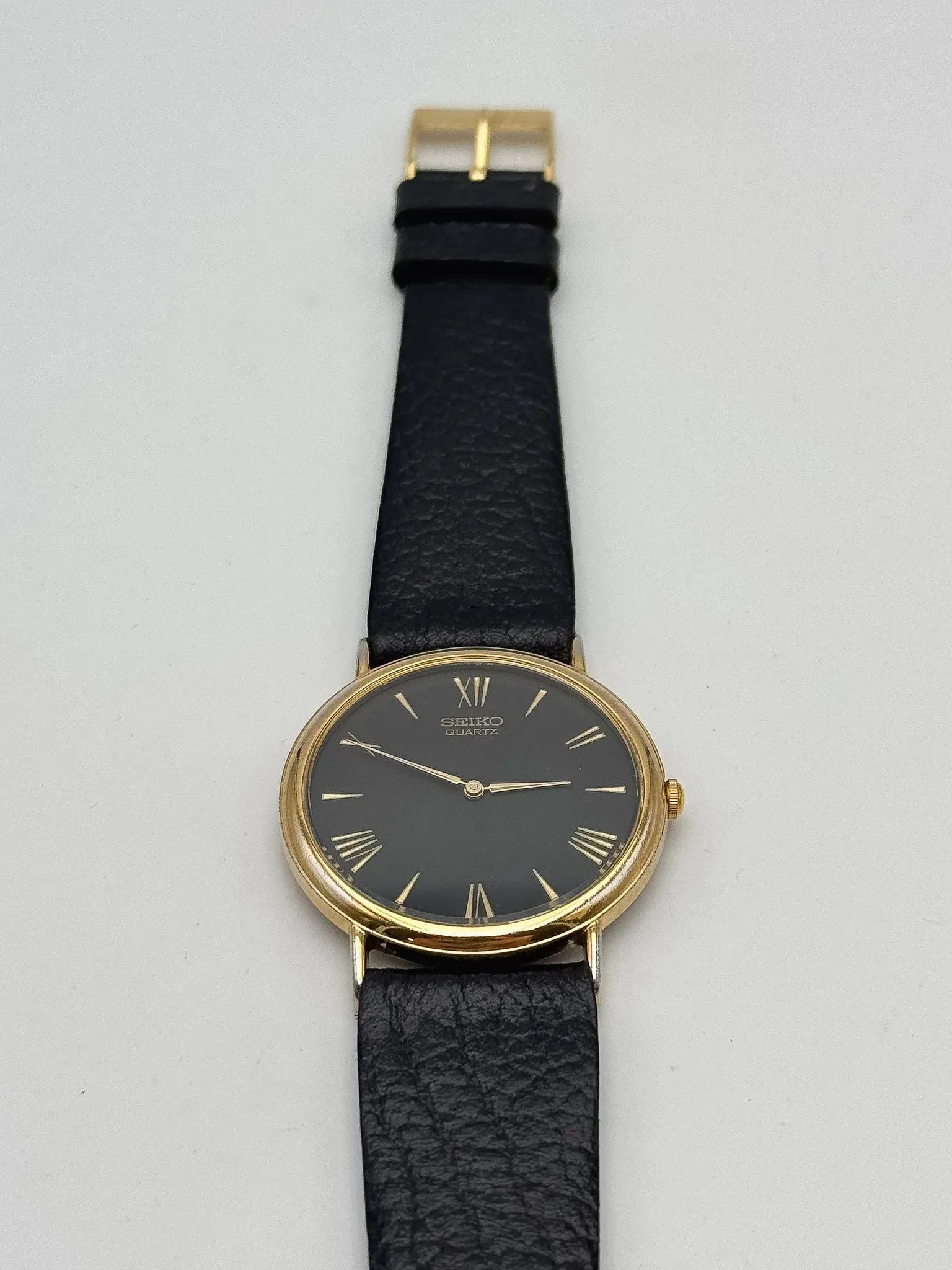 Seiko - Plaqué or fond noir Index romain - 2000s - Atelier Victor - Vintage Shop