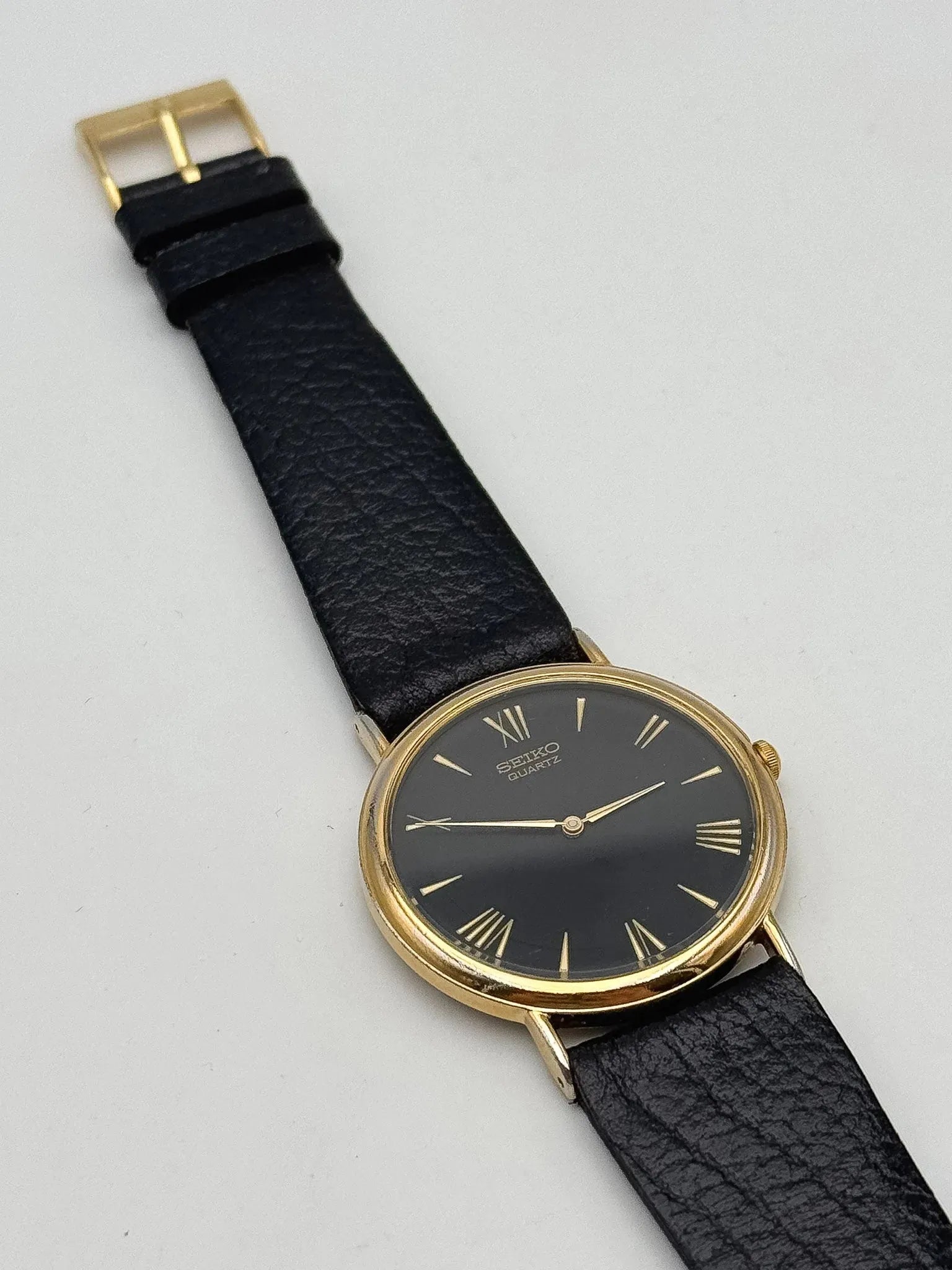 Seiko - Plaqué or fond noir Index romain - 2000s - Atelier Victor - Vintage Shop