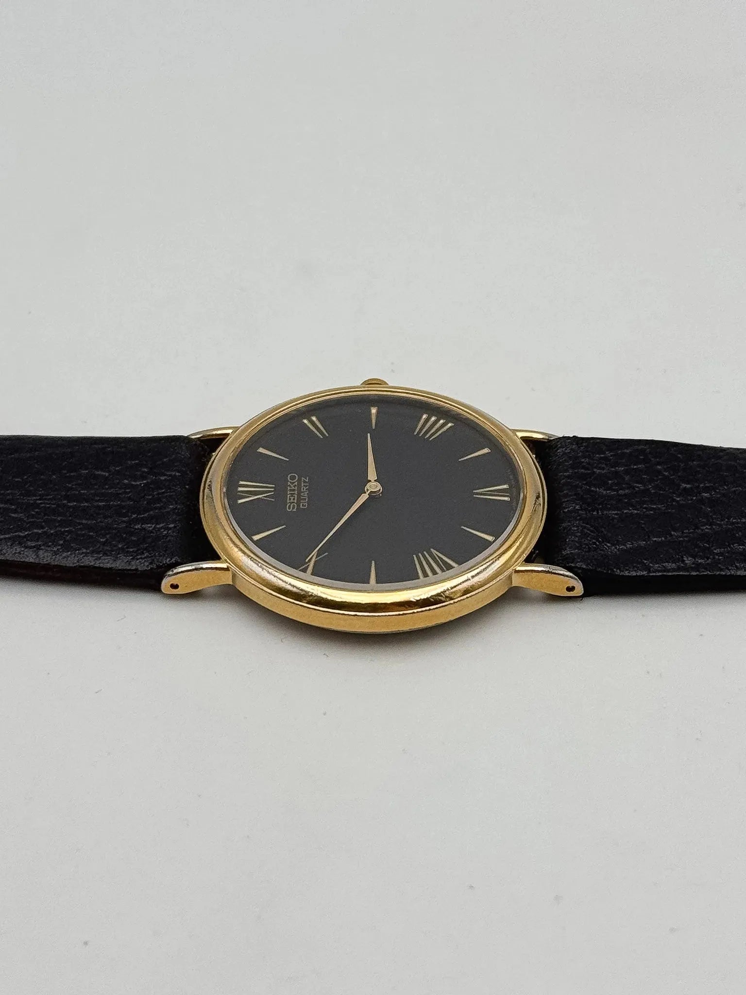 Seiko - Plaqué or fond noir Index romain - 2000s - Atelier Victor - Vintage Shop