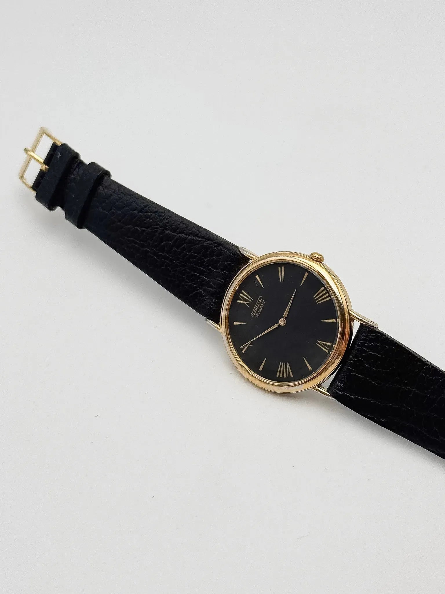 Seiko - Plaqué or fond noir Index romain - 2000s - Atelier Victor - Vintage Shop
