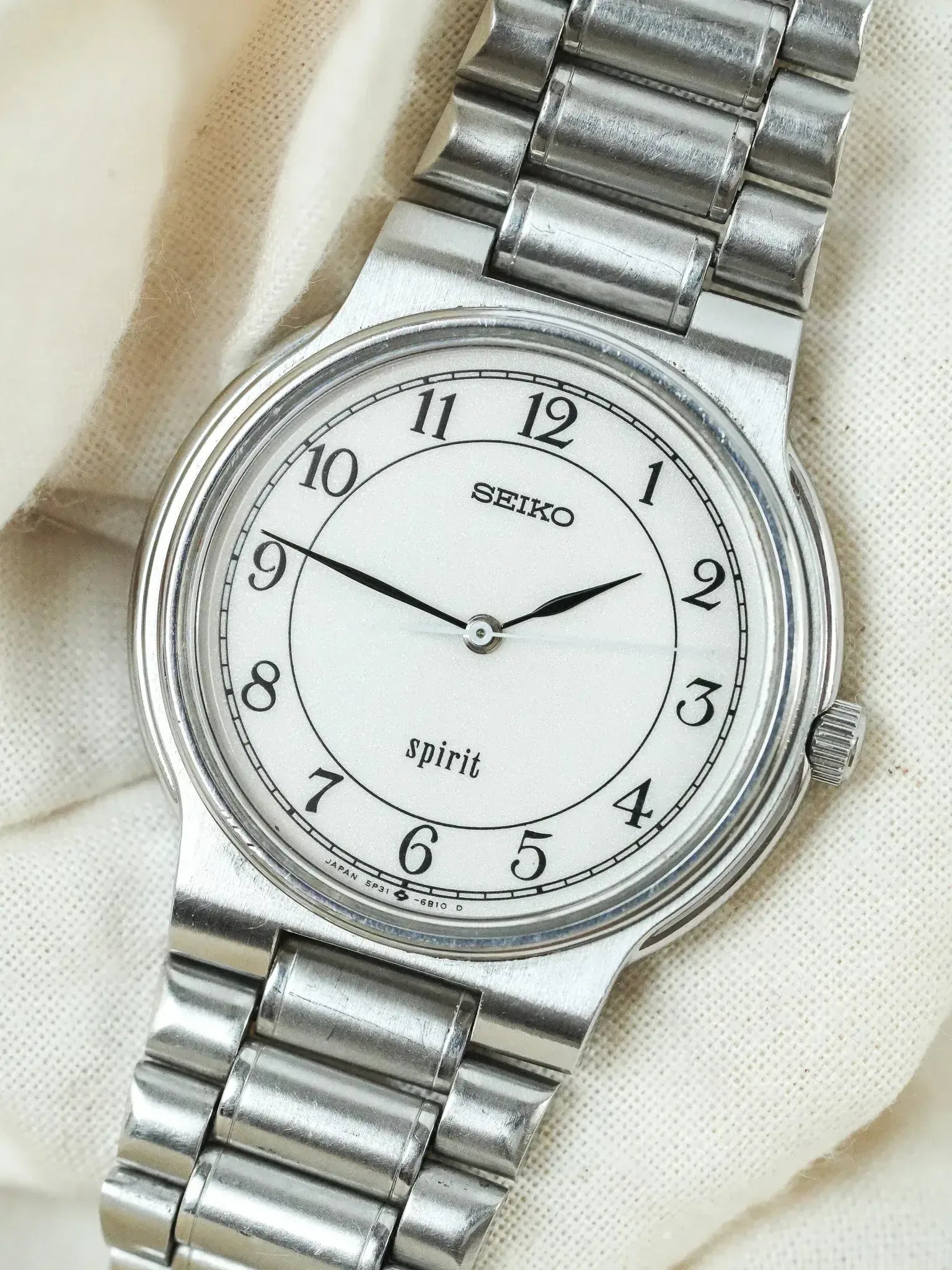 Seiko - Spirit Rond Acier Blanc sablé Chiffres Arabes Bracelet acier - 1987 - Atelier Victor