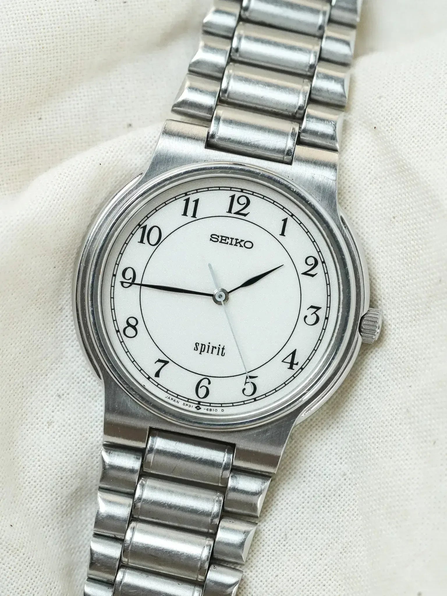 Seiko - Spirit Rond Acier Blanc sablé Chiffres Arabes Bracelet acier - 1987 - Atelier Victor