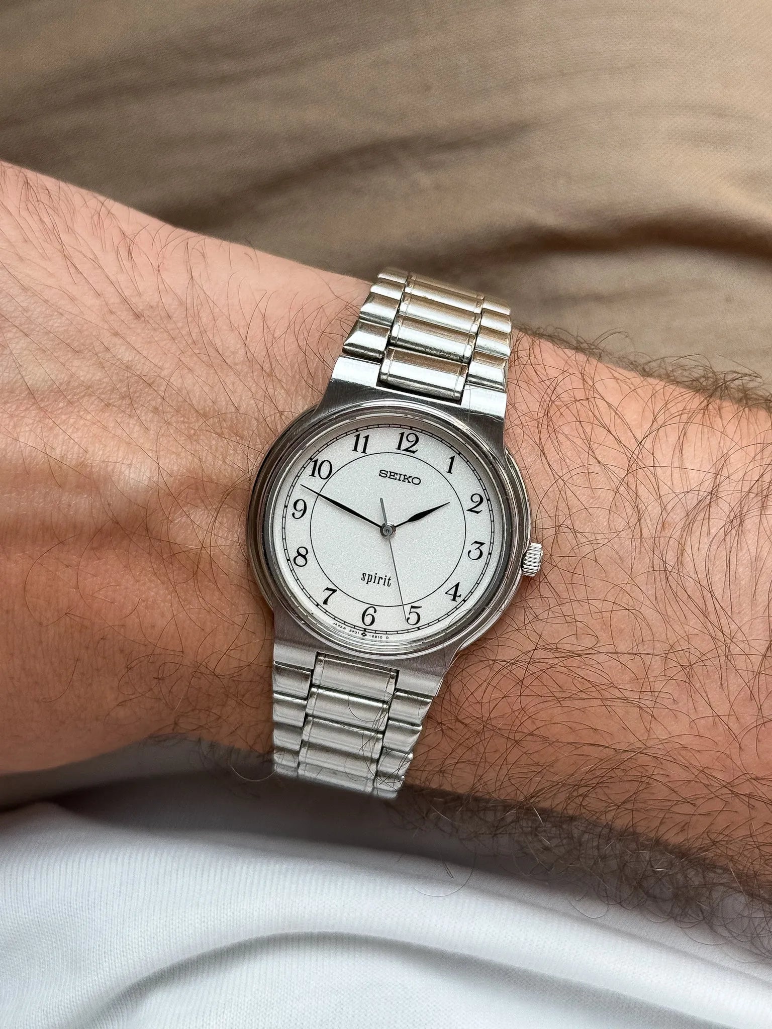 Seiko - Spirit Rond Acier Blanc sablé Chiffres Arabes Bracelet acier - 1987 - Atelier Victor