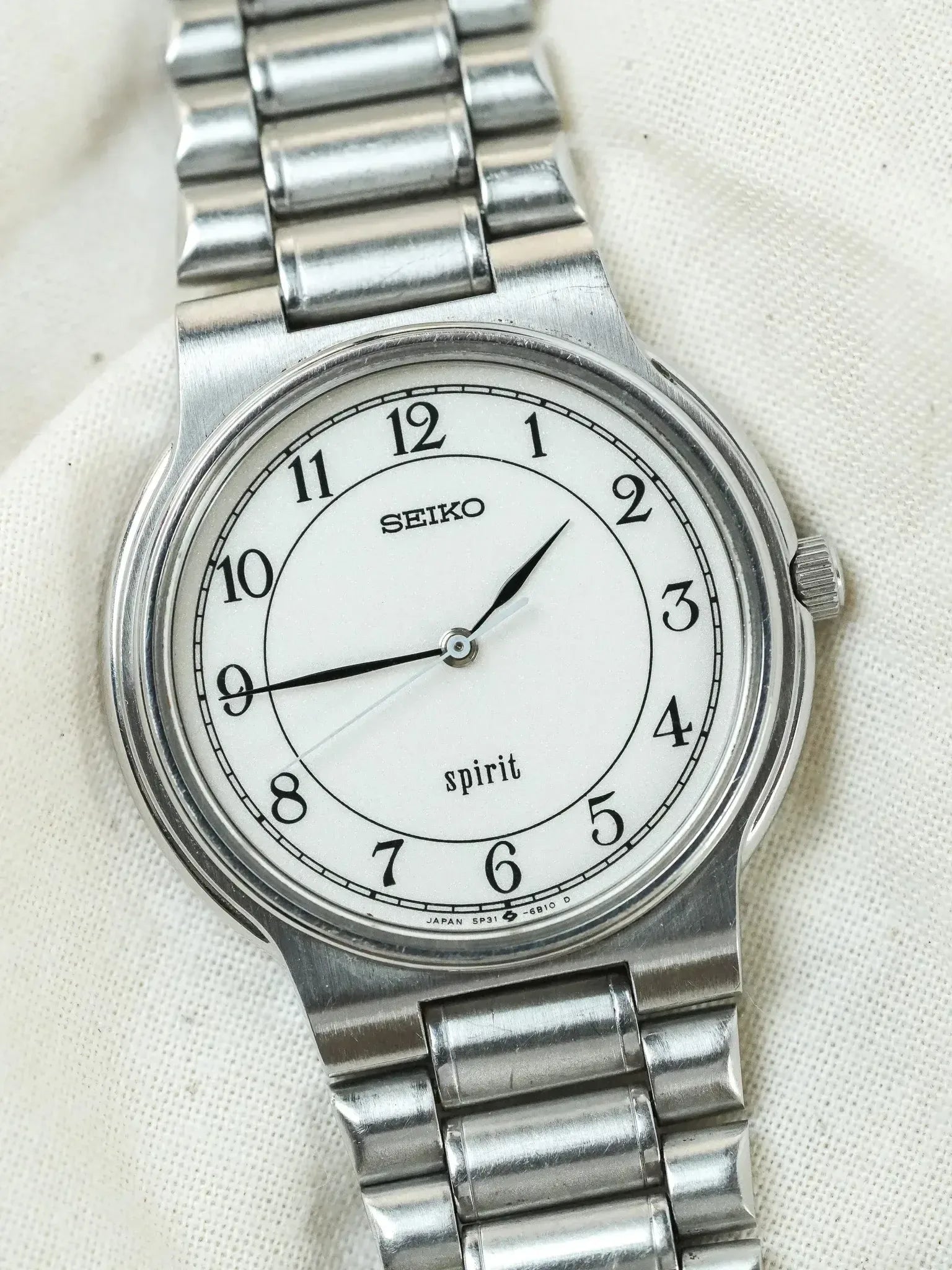 Seiko - Spirit Rond Acier Blanc sablé Chiffres Arabes Bracelet acier - 1987 - Atelier Victor