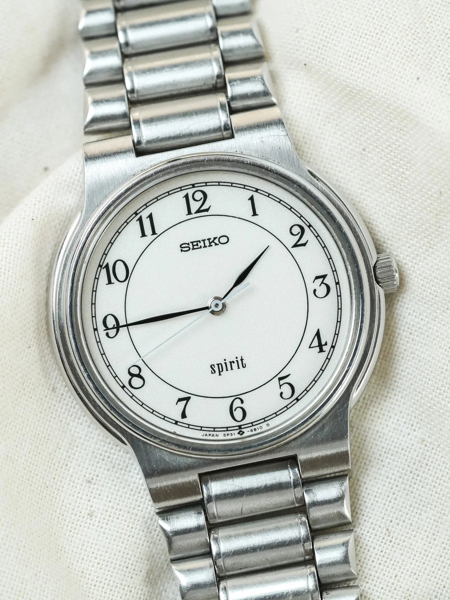 Seiko - Spirit Rond Acier Blanc sablé Chiffres Arabes Bracelet acier - 1987 - Atelier Victor