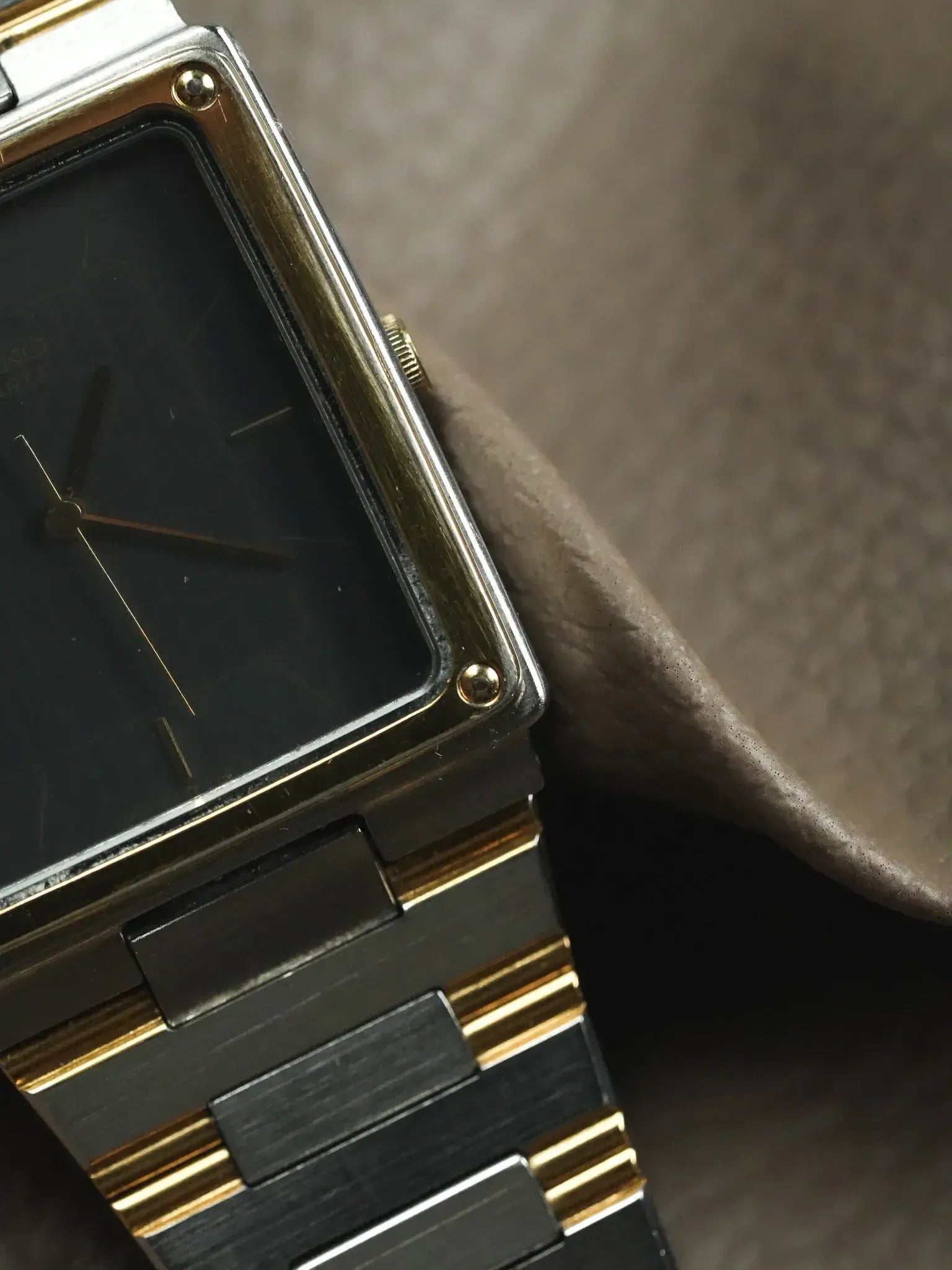 Seiko - Tank acier or lunette vissée cadran gris - 1982 - Atelier Victor