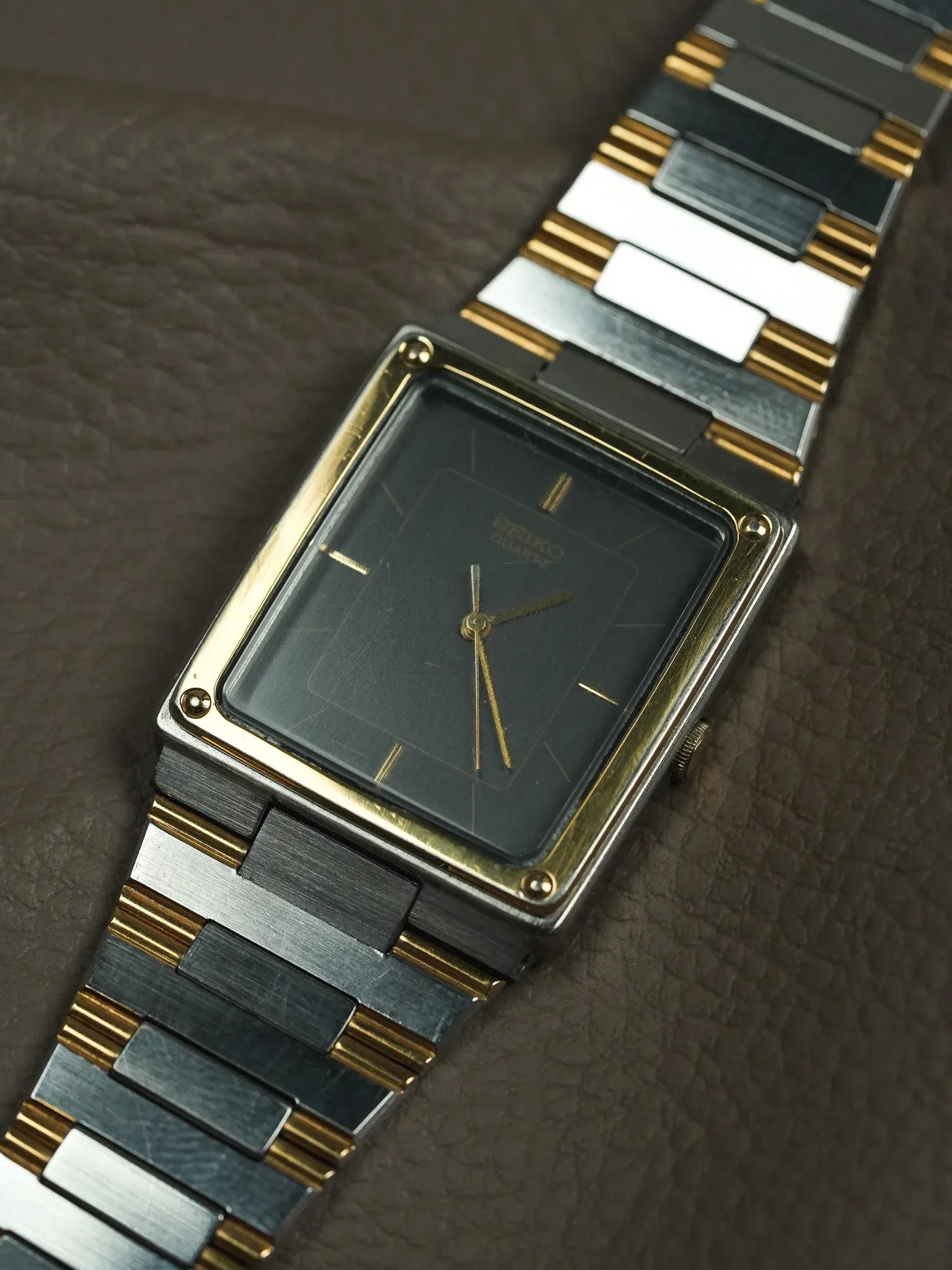 Seiko - Tank acier or lunette vissée cadran gris - 1982 - Atelier Victor - Vintage Shop