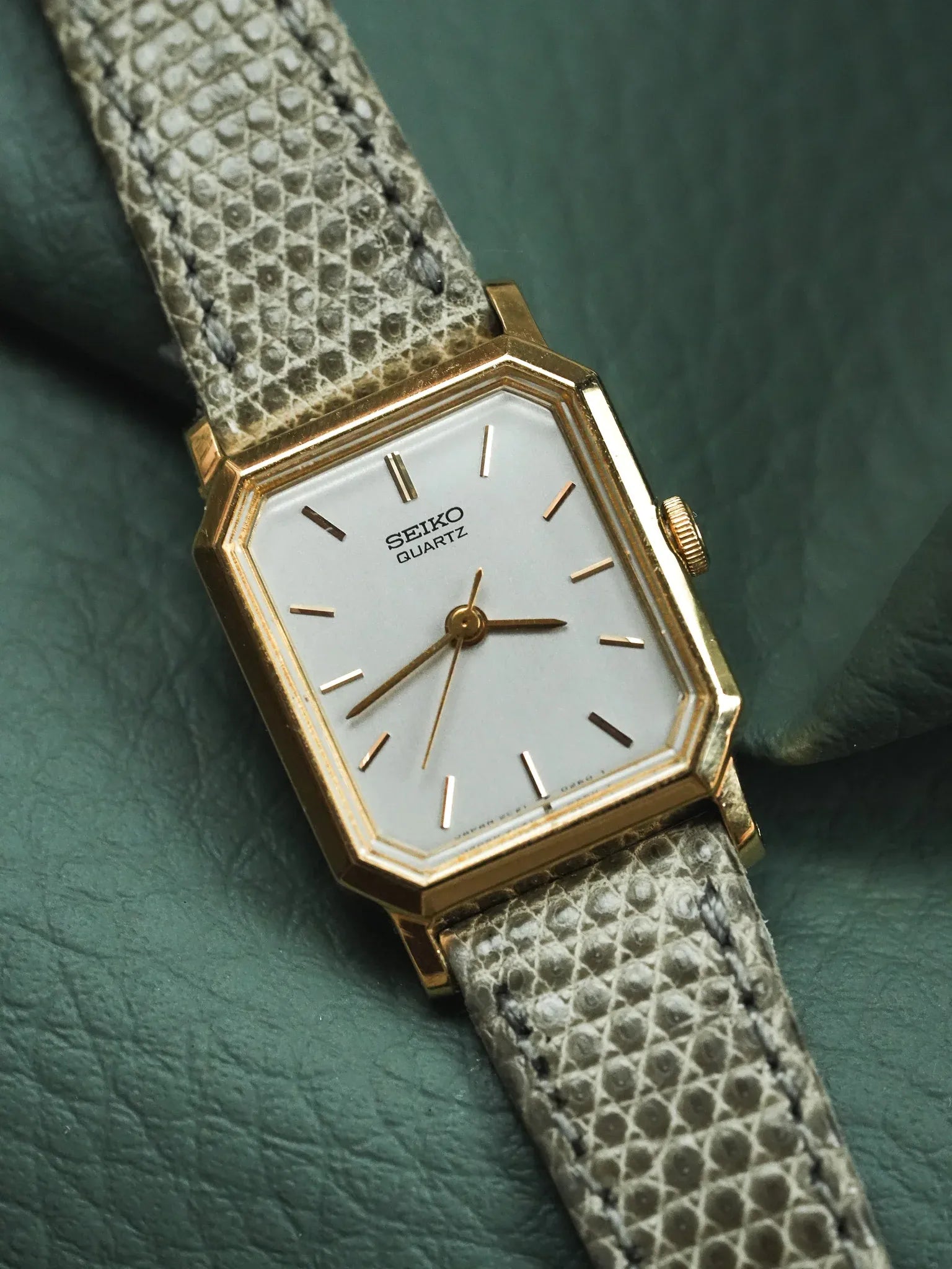 Seiko - Tank Femme Or Bracelet gris - Neuve de stock - 1993 - Atelier Victor - Vintage Shop