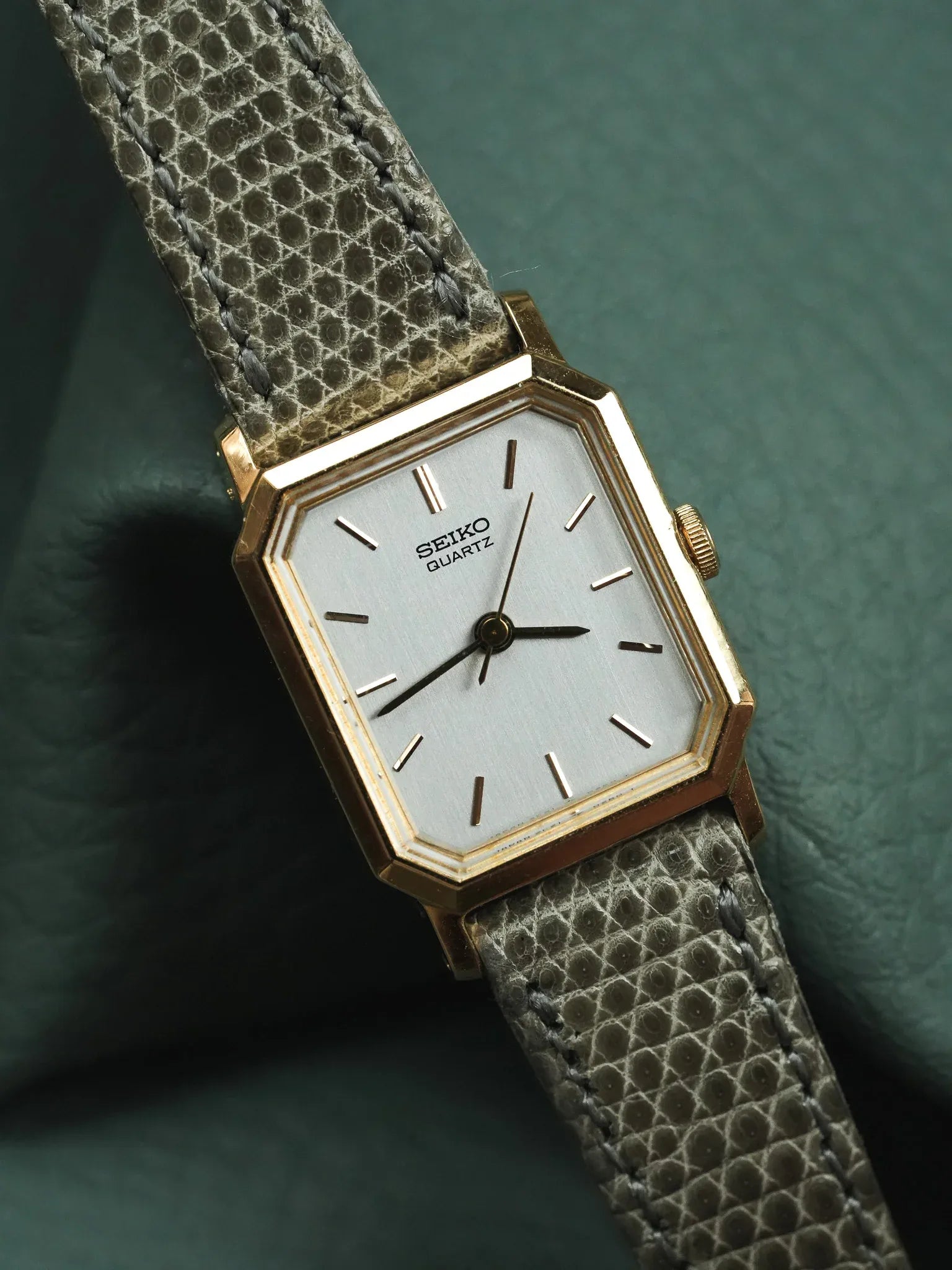 Seiko - Tank Femme Or Bracelet gris - Neuve de stock - 1993 - Atelier Victor - Vintage Shop